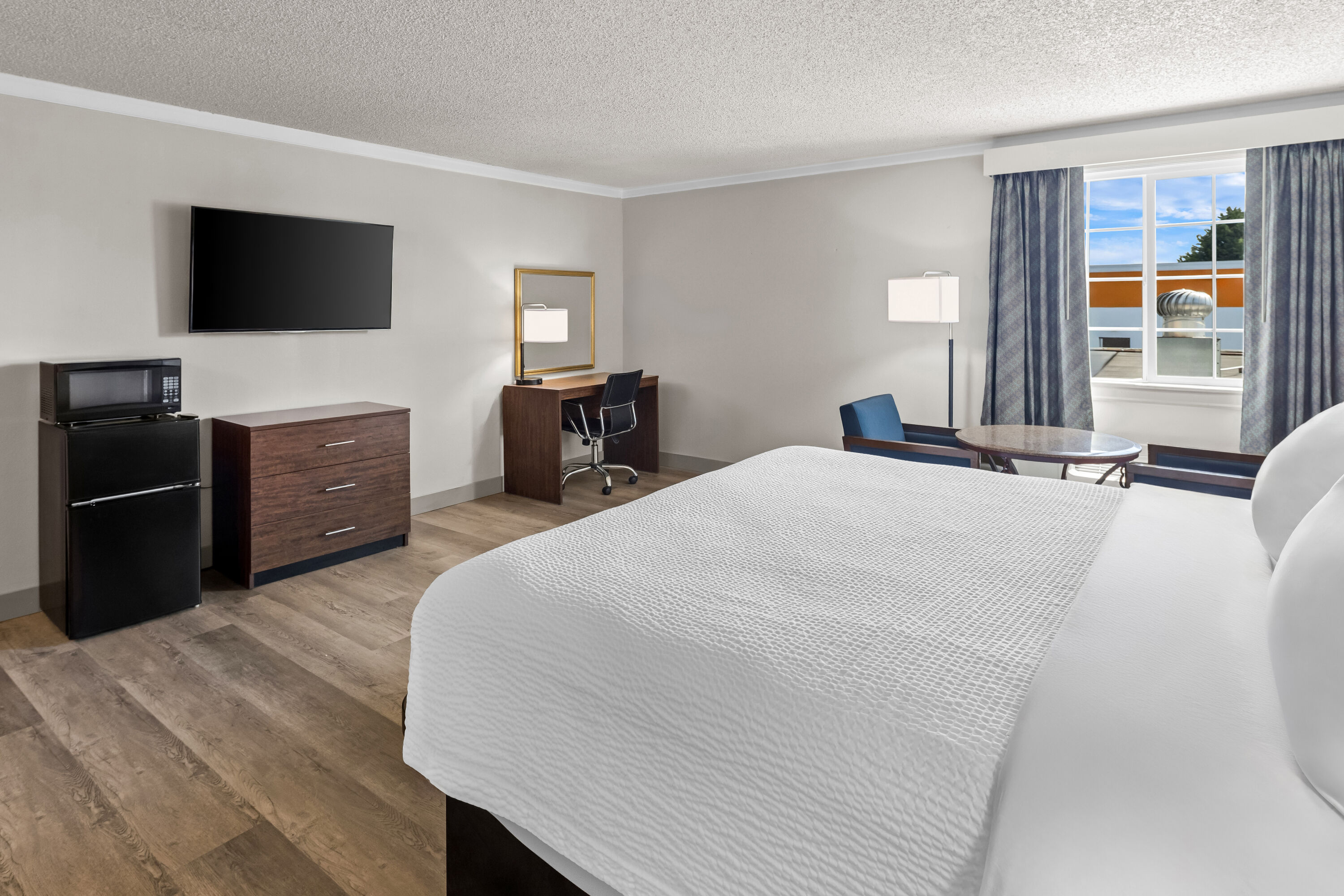 King bed guest room at the Days Inn by Wyndham Mt. Vernon in Mount Vernon, Washington