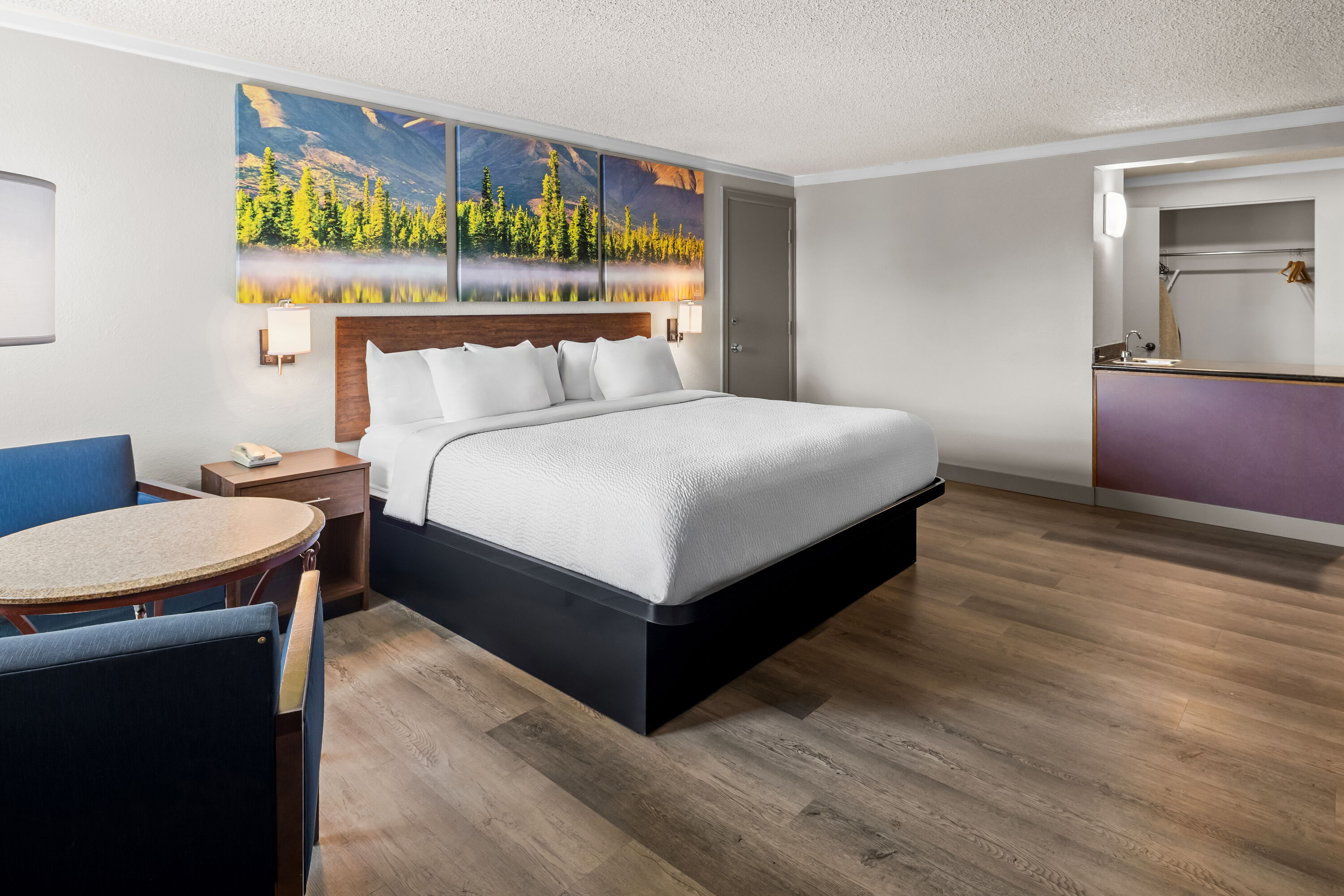 King bed guest room at the Days Inn by Wyndham Mt. Vernon in Mount Vernon, Washington