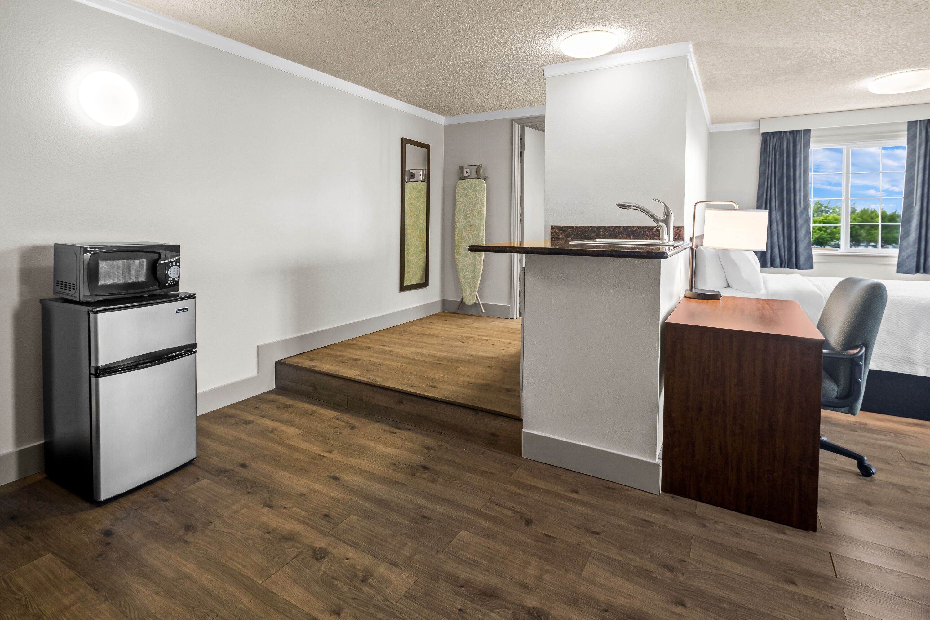 Days Inn by Wyndham Mt. Vernon suite in Mount Vernon, Washington