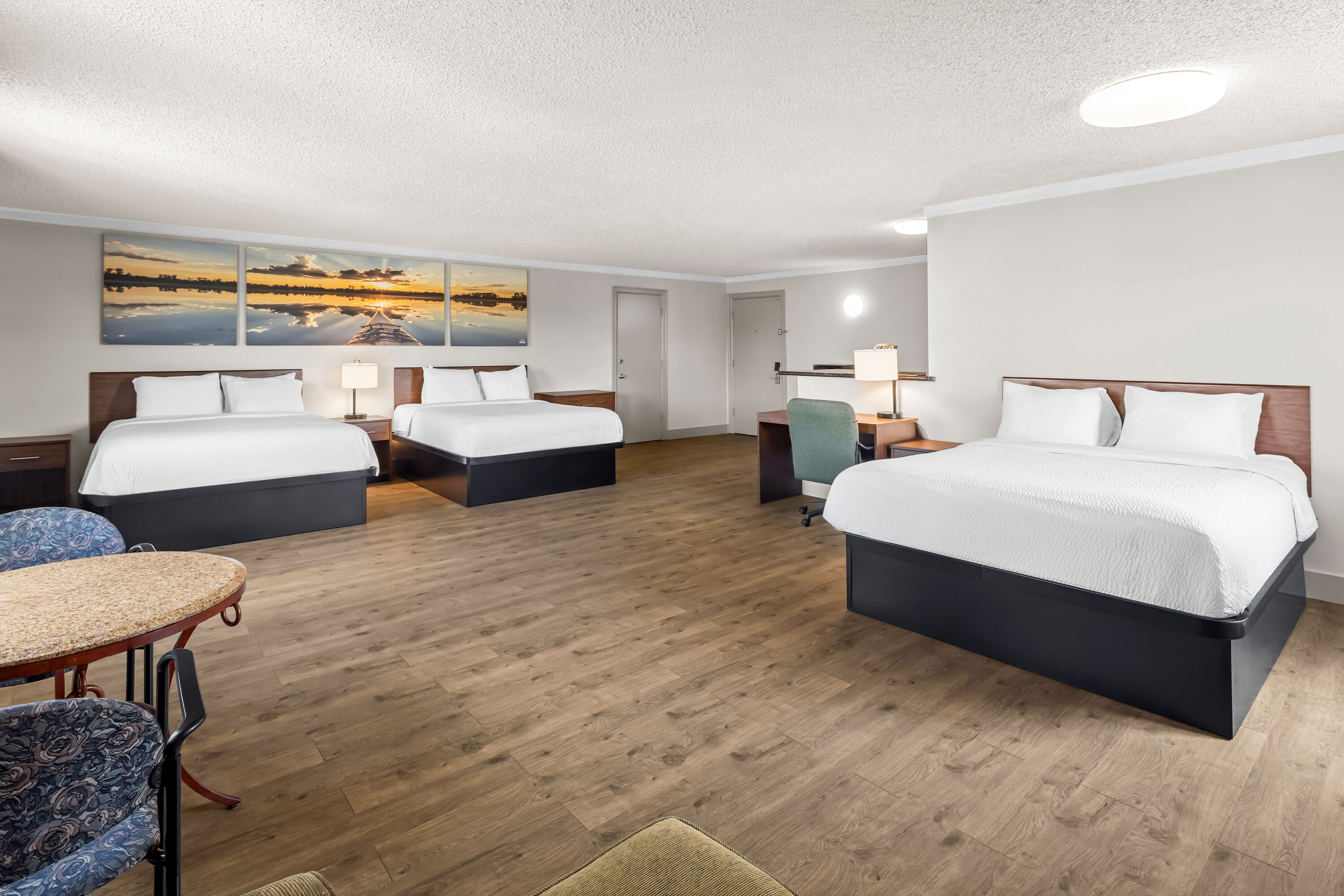 Days Inn by Wyndham Mt. Vernon suite in Mount Vernon, Washington