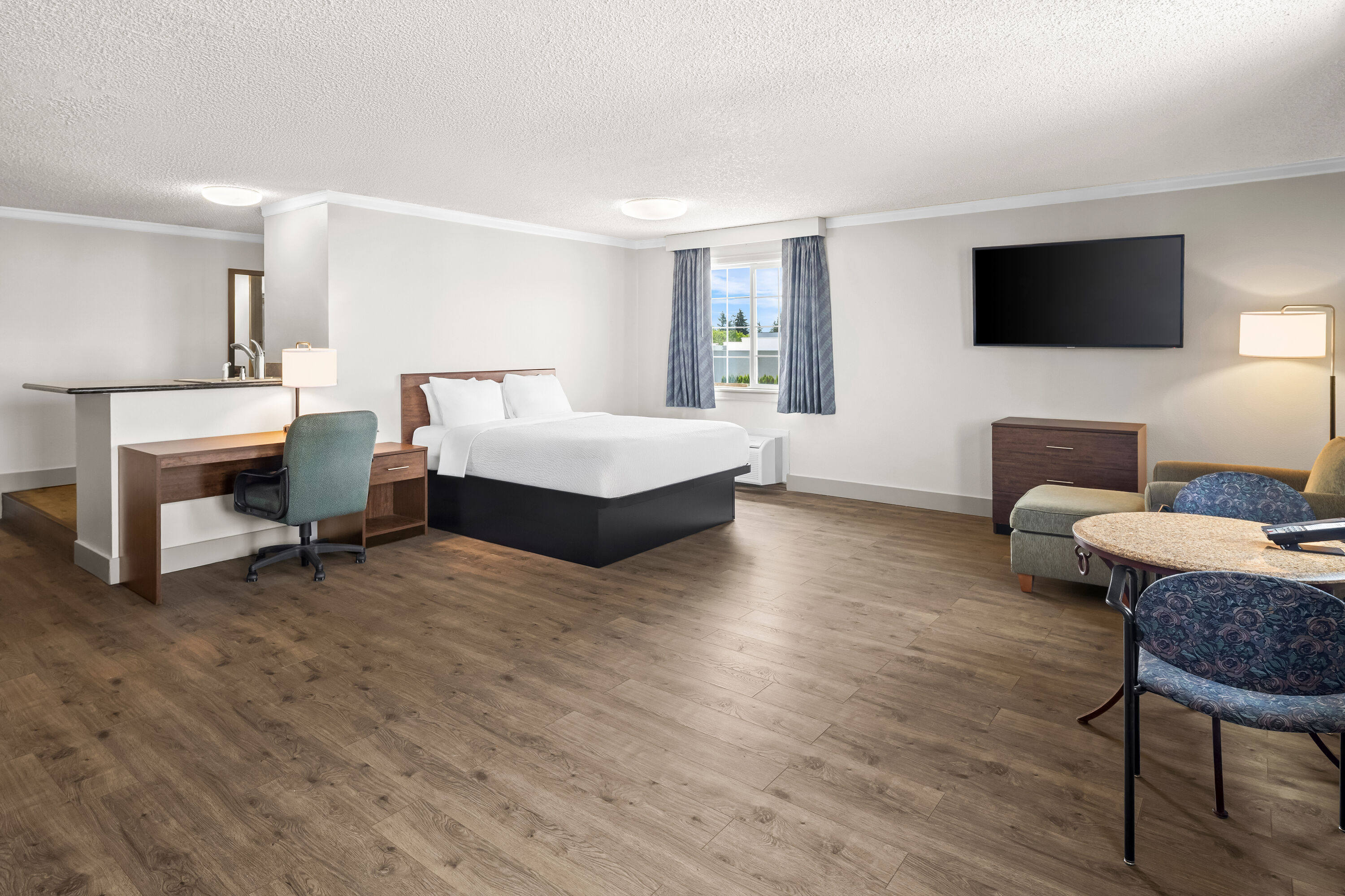 Days Inn by Wyndham Mt. Vernon suite in Mount Vernon, Washington