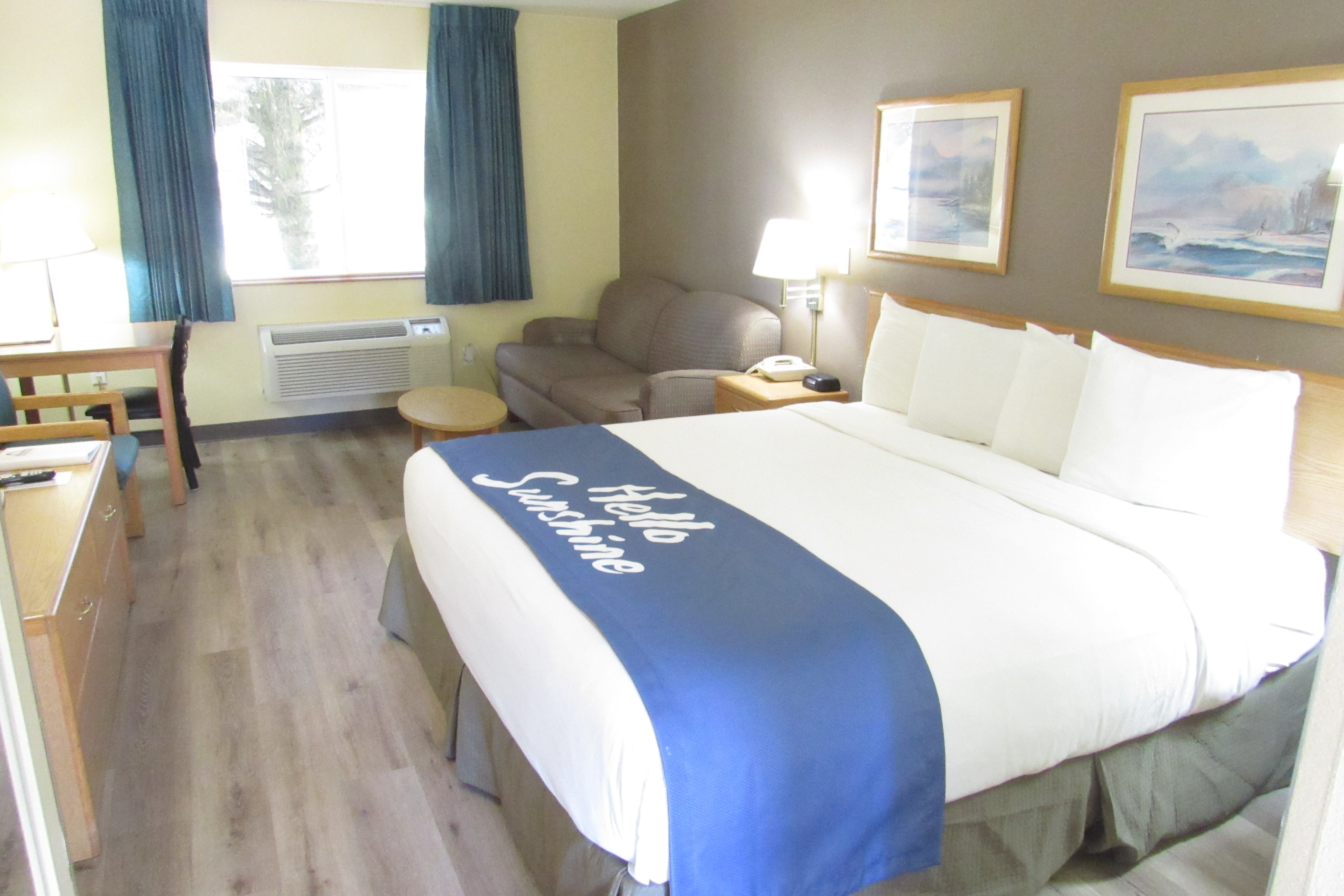 Guest room at the Days Inn by Wyndham Ocean Shores in Ocean Shores, Washington