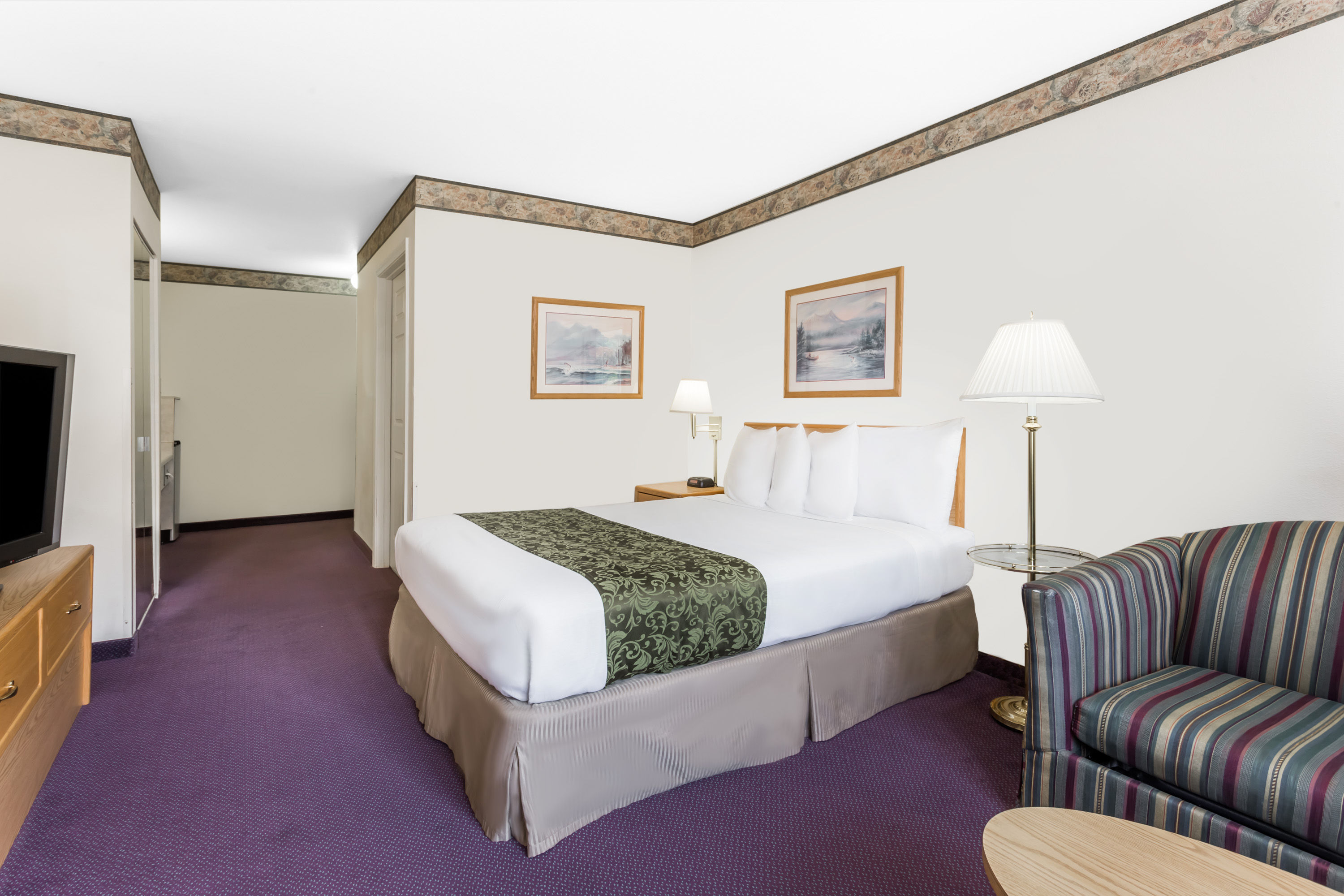 Guest room at the Days Inn by Wyndham Ocean Shores in Ocean Shores, Washington