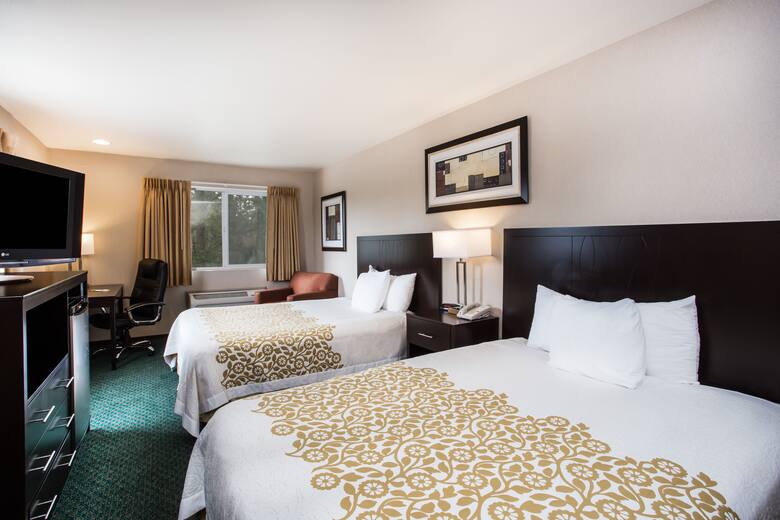 Days Inn Seattle Aurora Hotels Wa 98133 Guest Room At The Days Inn Seattle Aurora In Washington