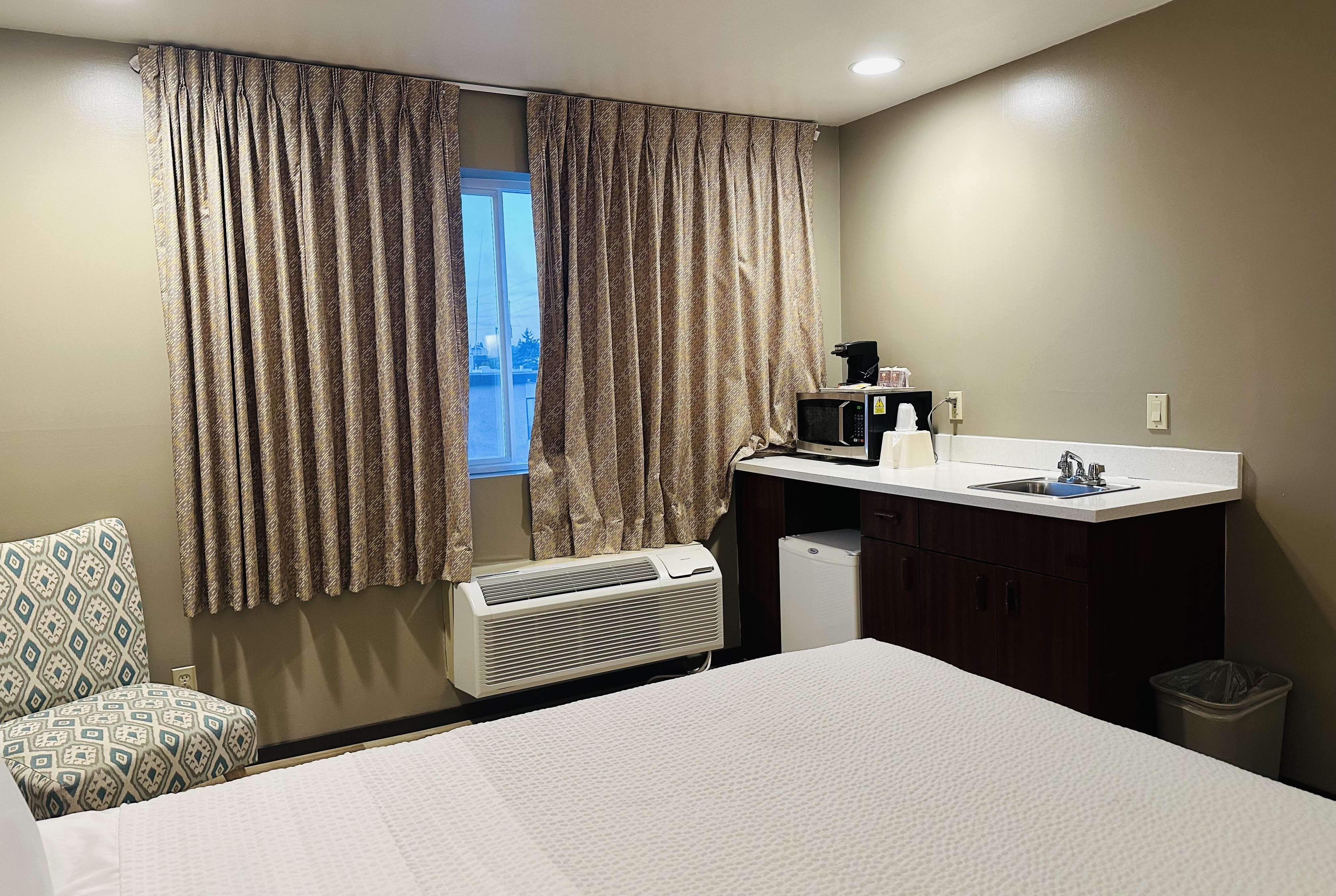 Guest room at the Days Inn by Wyndham Seatac Airport in Seattle, Washington