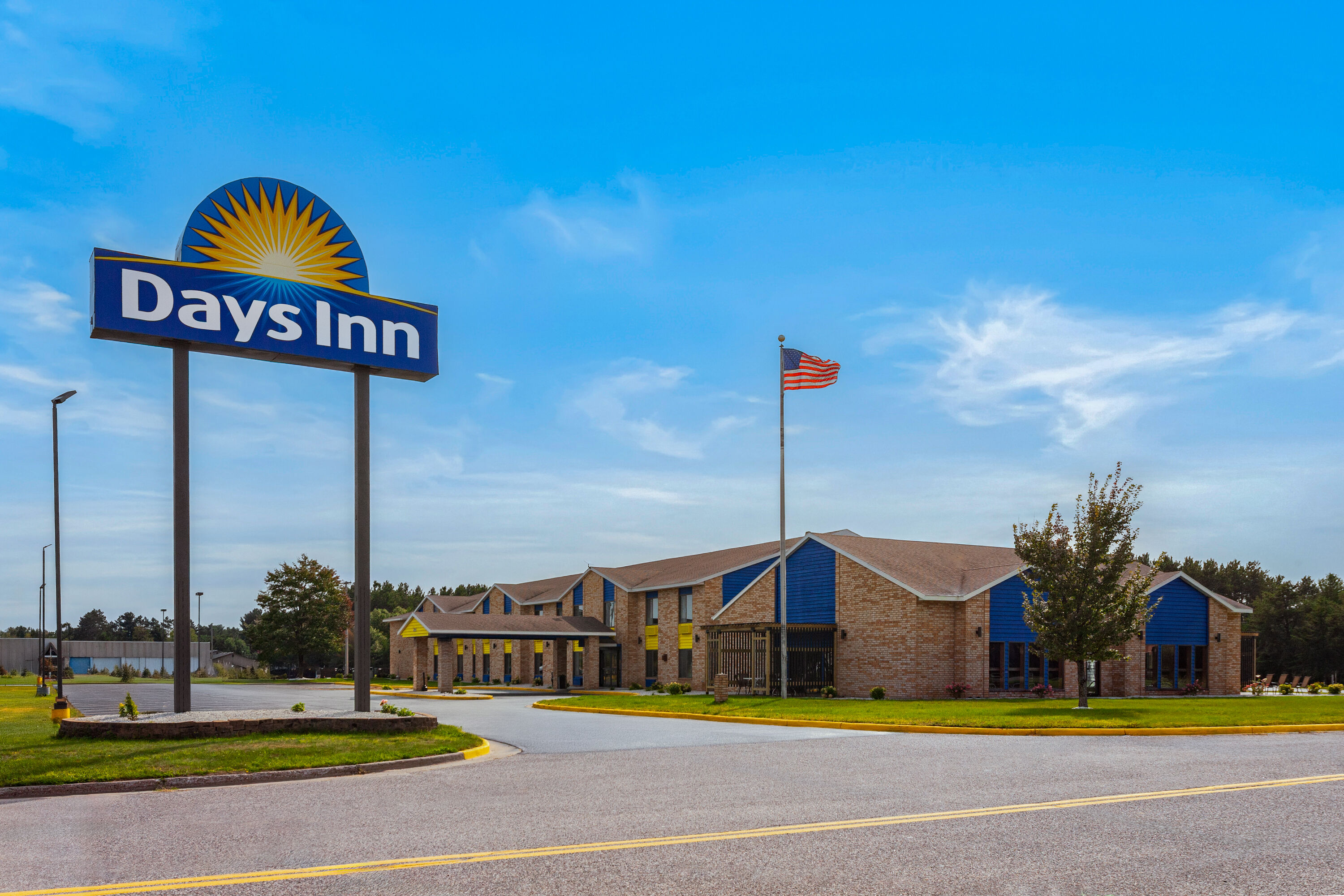 Exterior Day Image of Days Inn by Wyndham Eagle River hotel in Eagle River, Wisconsin
