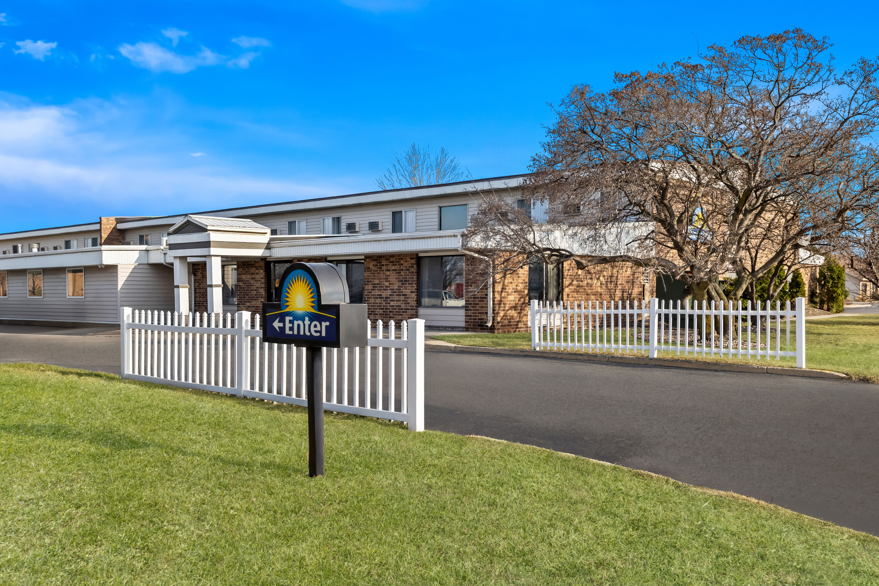 Exterior Day Image of Days Inn by Wyndham Fond du Lac hotel in Fond du Lac, Wisconsin