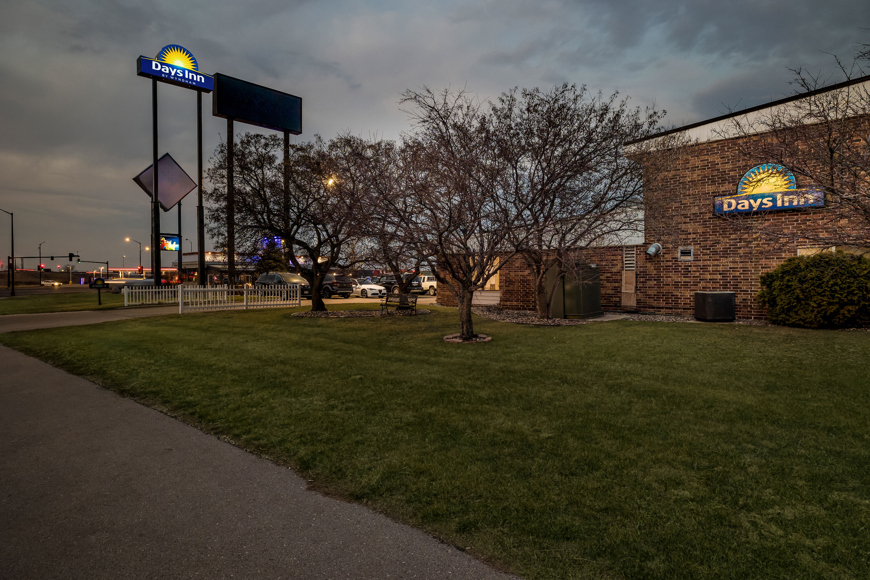 Exterior Night Image of Days Inn by Wyndham Fond du Lac hotel in Fond du Lac, Wisconsin