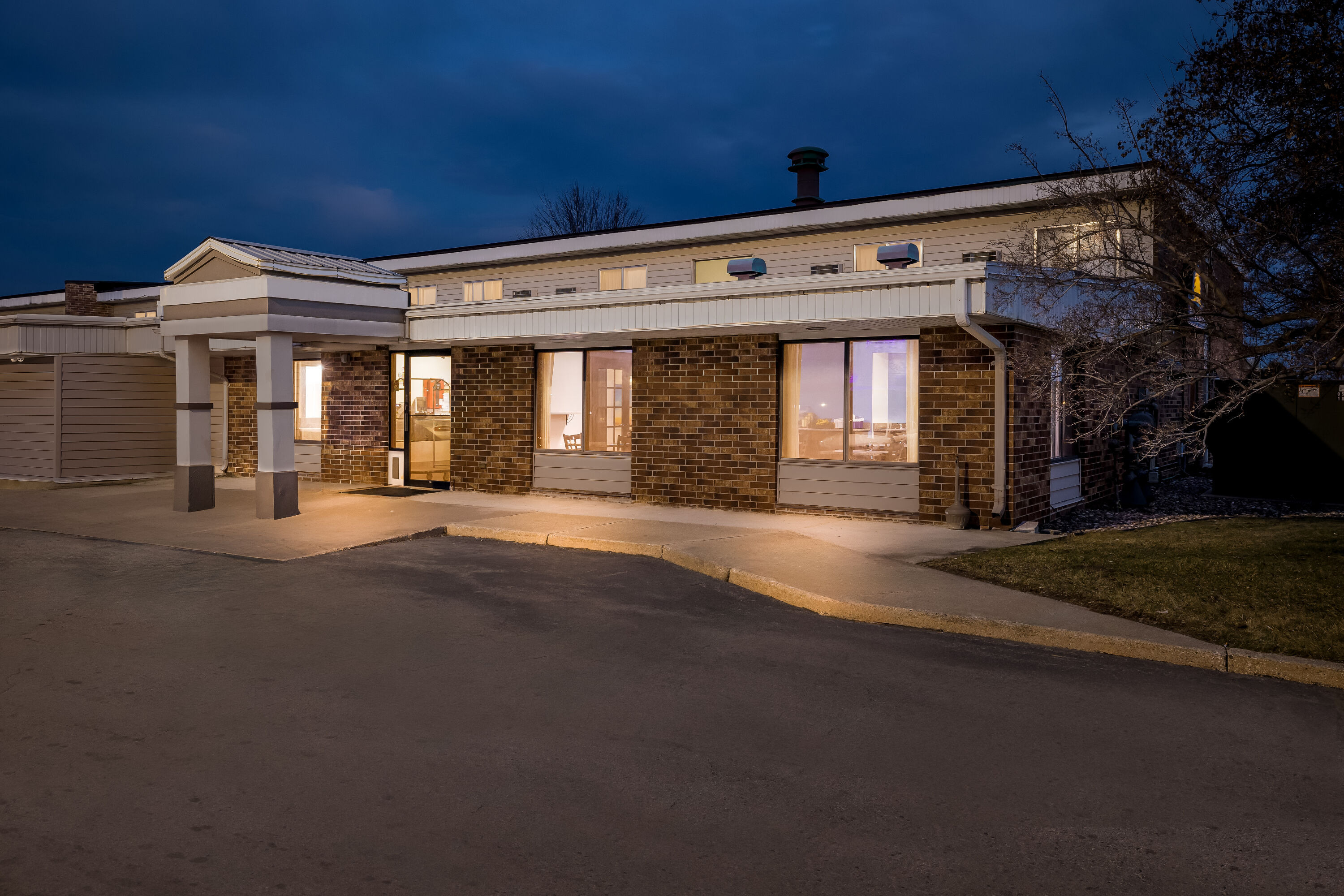 Exterior Night Image of Days Inn by Wyndham Fond du Lac hotel in Fond du Lac, Wisconsin