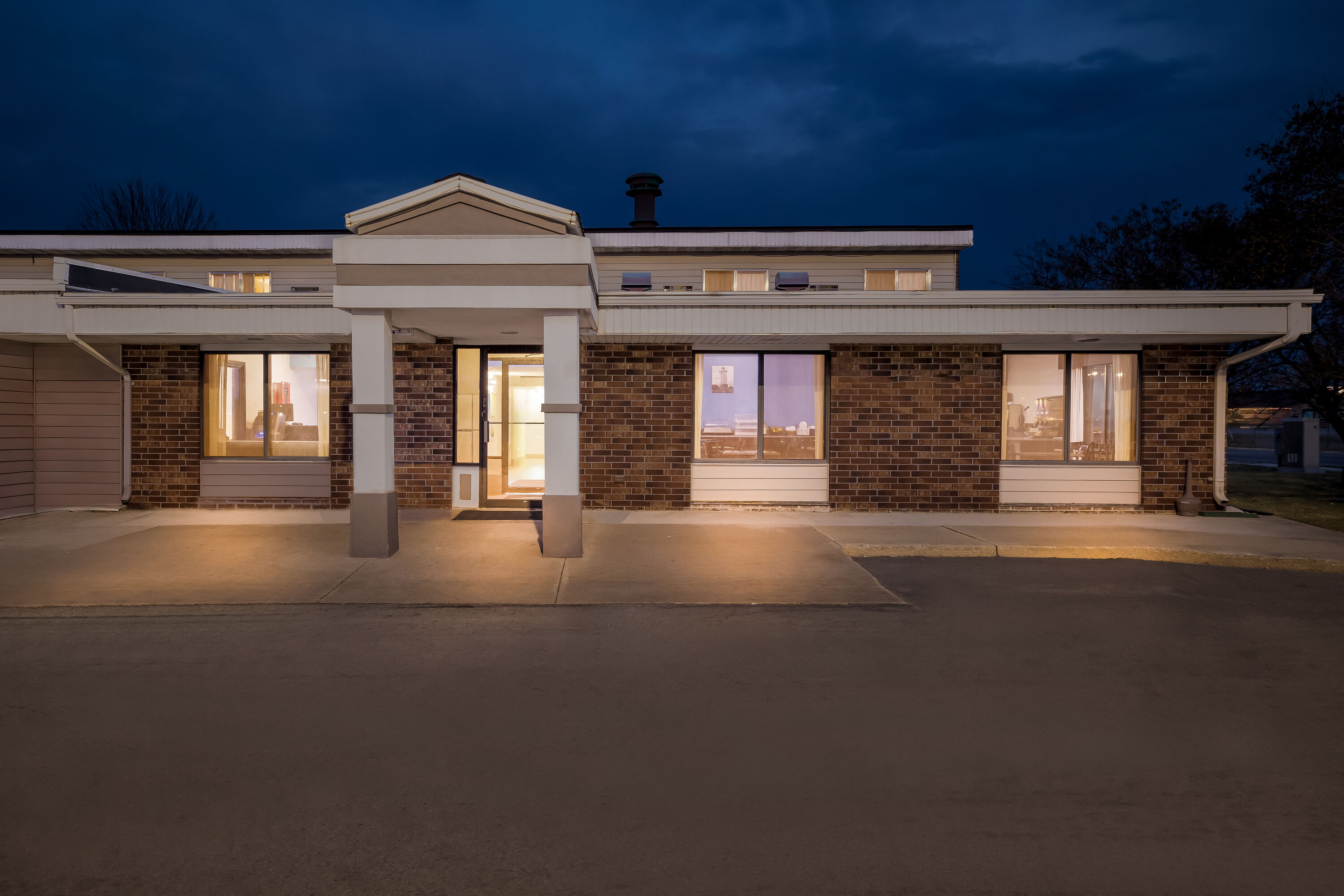 Exterior Night Image of Days Inn by Wyndham Fond du Lac hotel in Fond du Lac, Wisconsin
