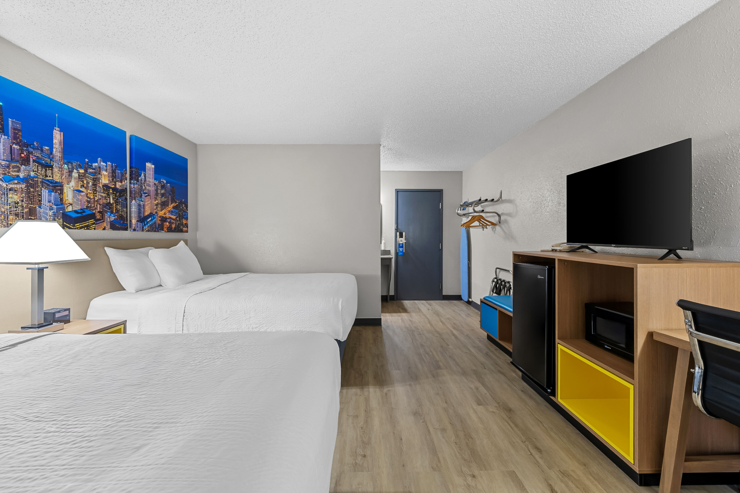 Double bed guest room at the Days Inn by Wyndham Fond du Lac in Fond du Lac, Wisconsin