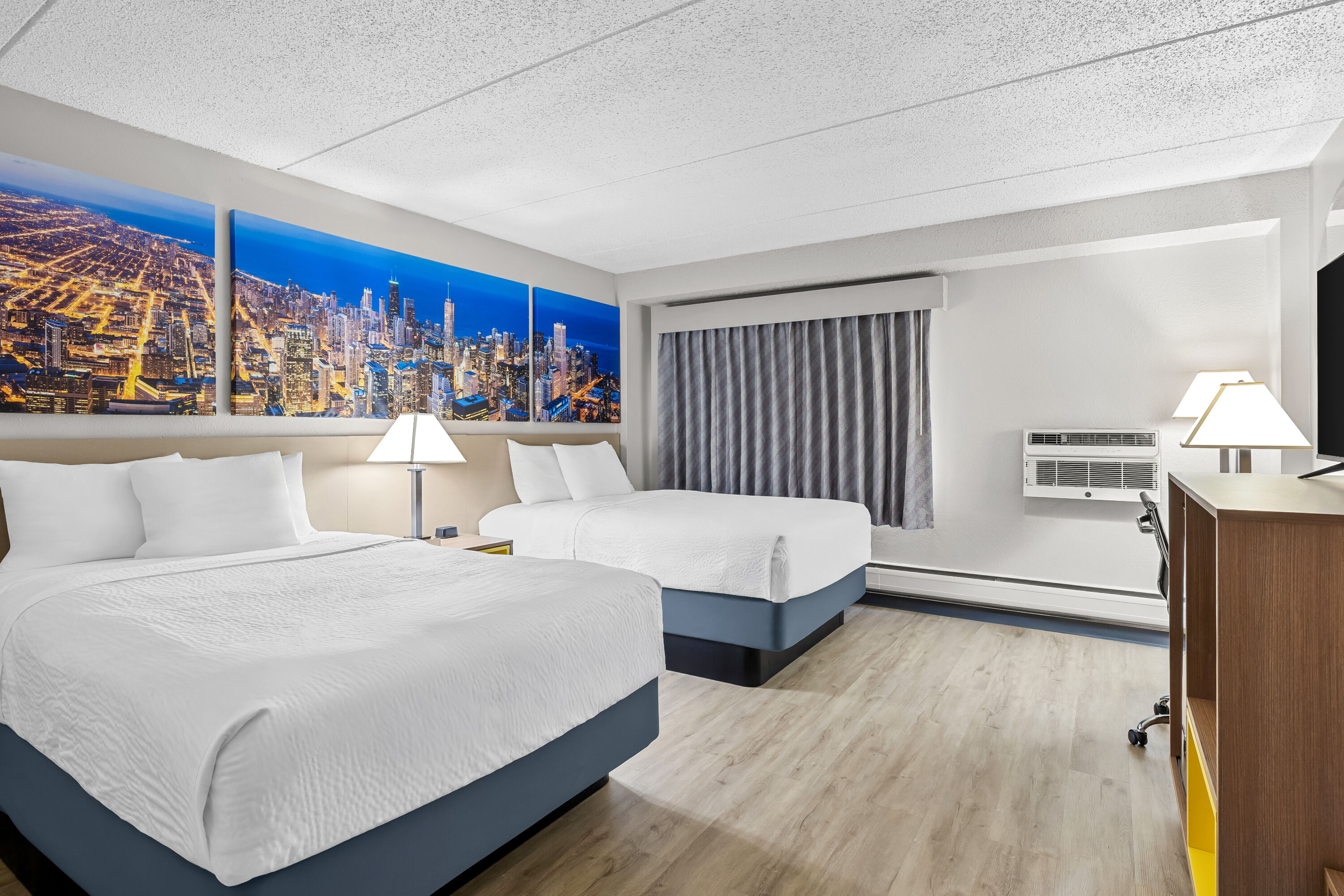 Double bed guest room at the Days Inn by Wyndham Fond du Lac in Fond du Lac, Wisconsin