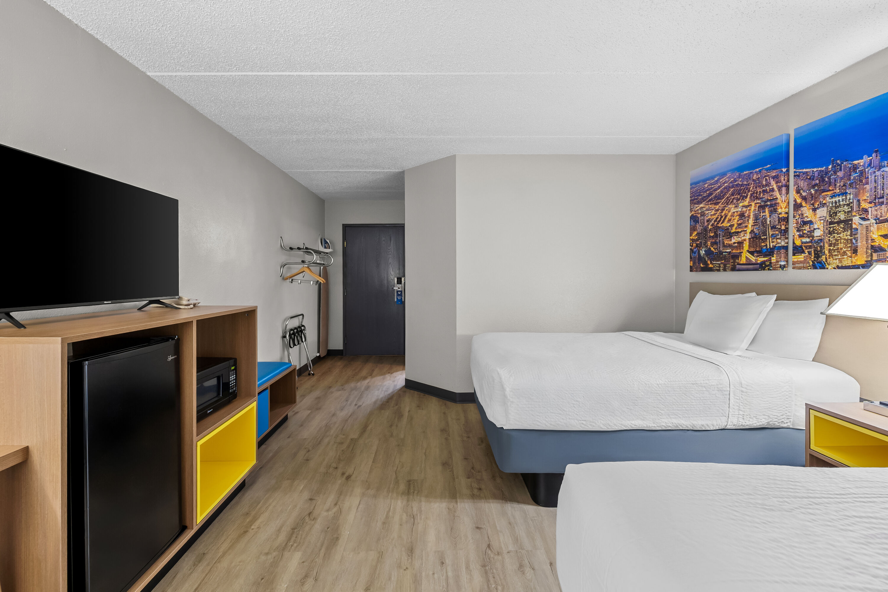 Double bed guest room at the Days Inn by Wyndham Fond du Lac in Fond du Lac, Wisconsin