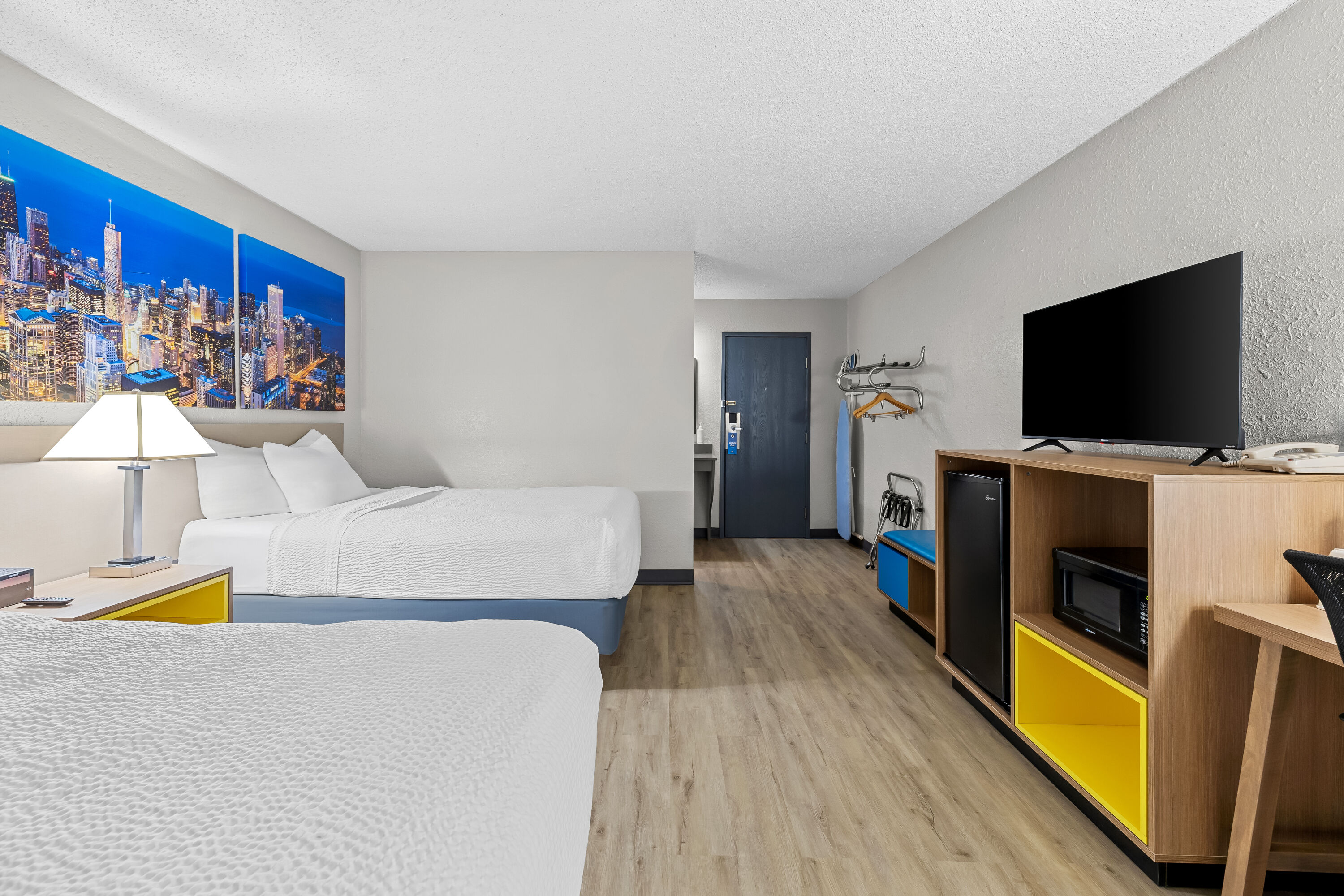 Double bed guest room at the Days Inn by Wyndham Fond du Lac in Fond du Lac, Wisconsin