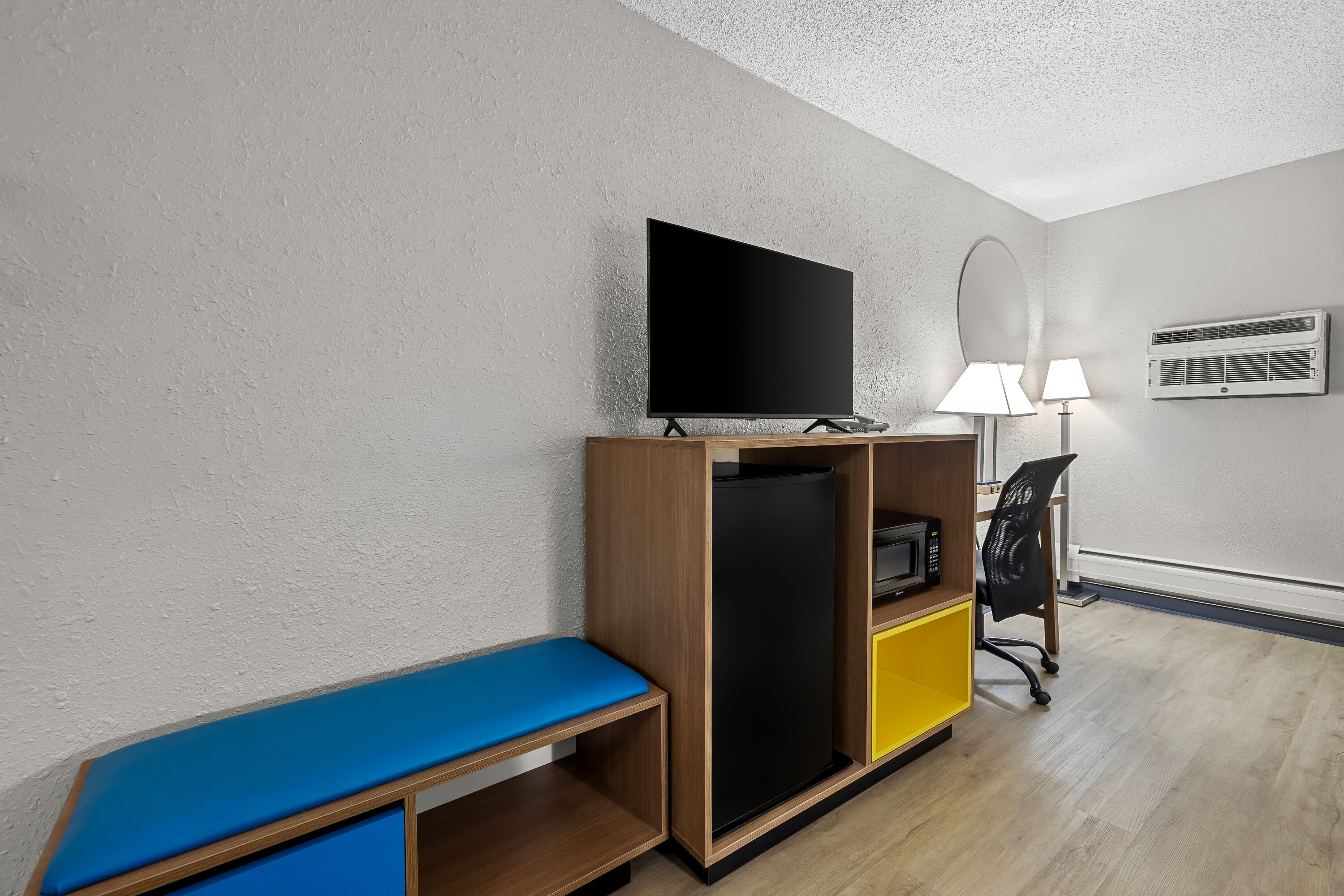 Double bed guest room at the Days Inn by Wyndham Fond du Lac in Fond du Lac, Wisconsin