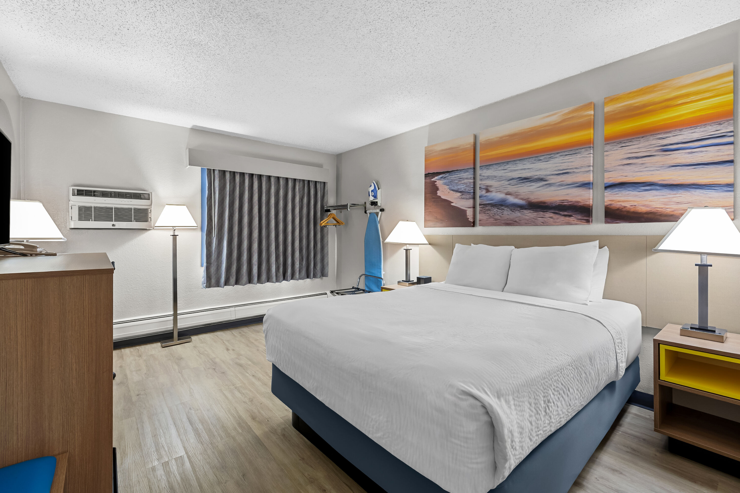 Queen bed guest room at the Days Inn by Wyndham Fond du Lac in Fond du Lac, Wisconsin