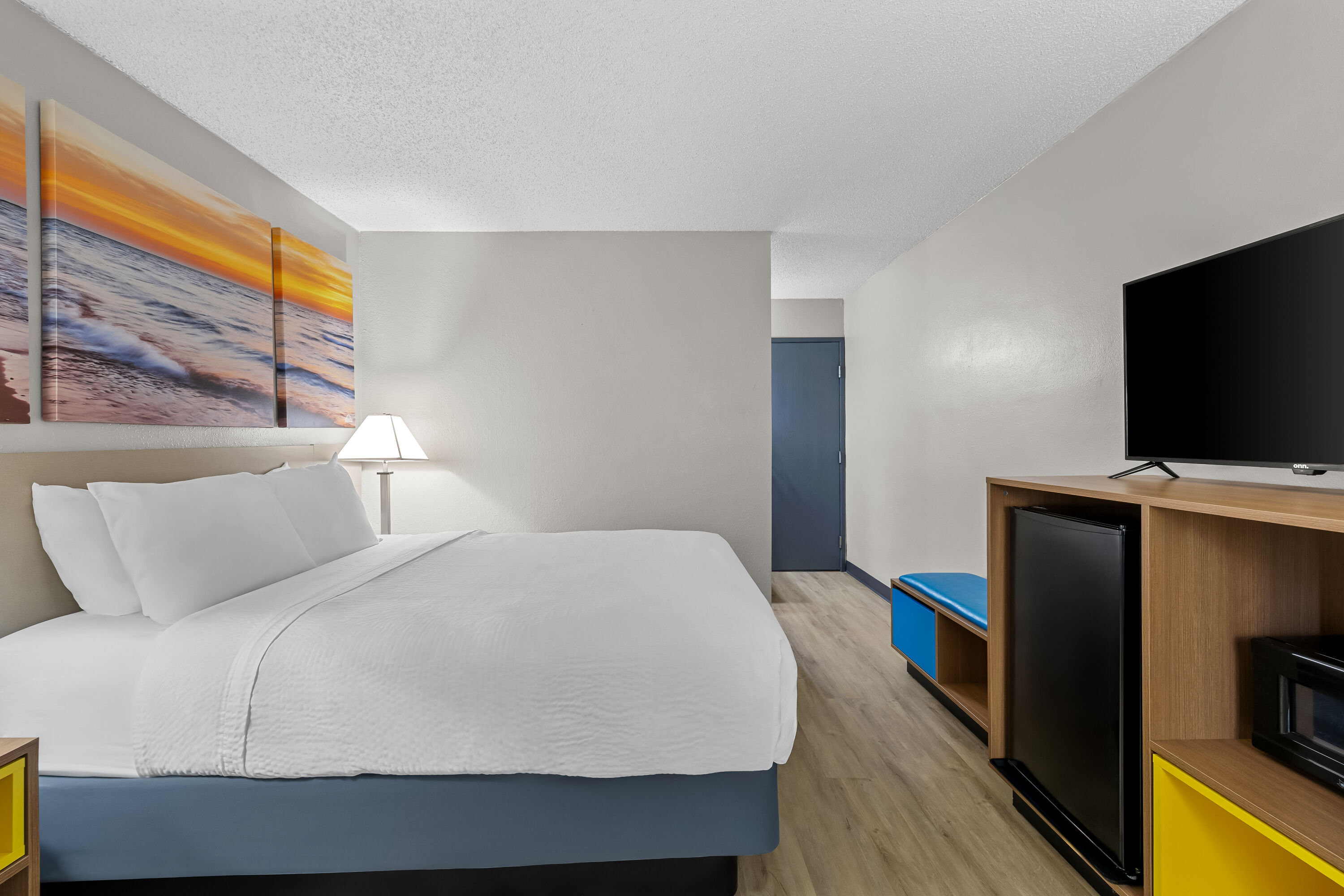 Queen bed guest room at the Days Inn by Wyndham Fond du Lac in Fond du Lac, Wisconsin