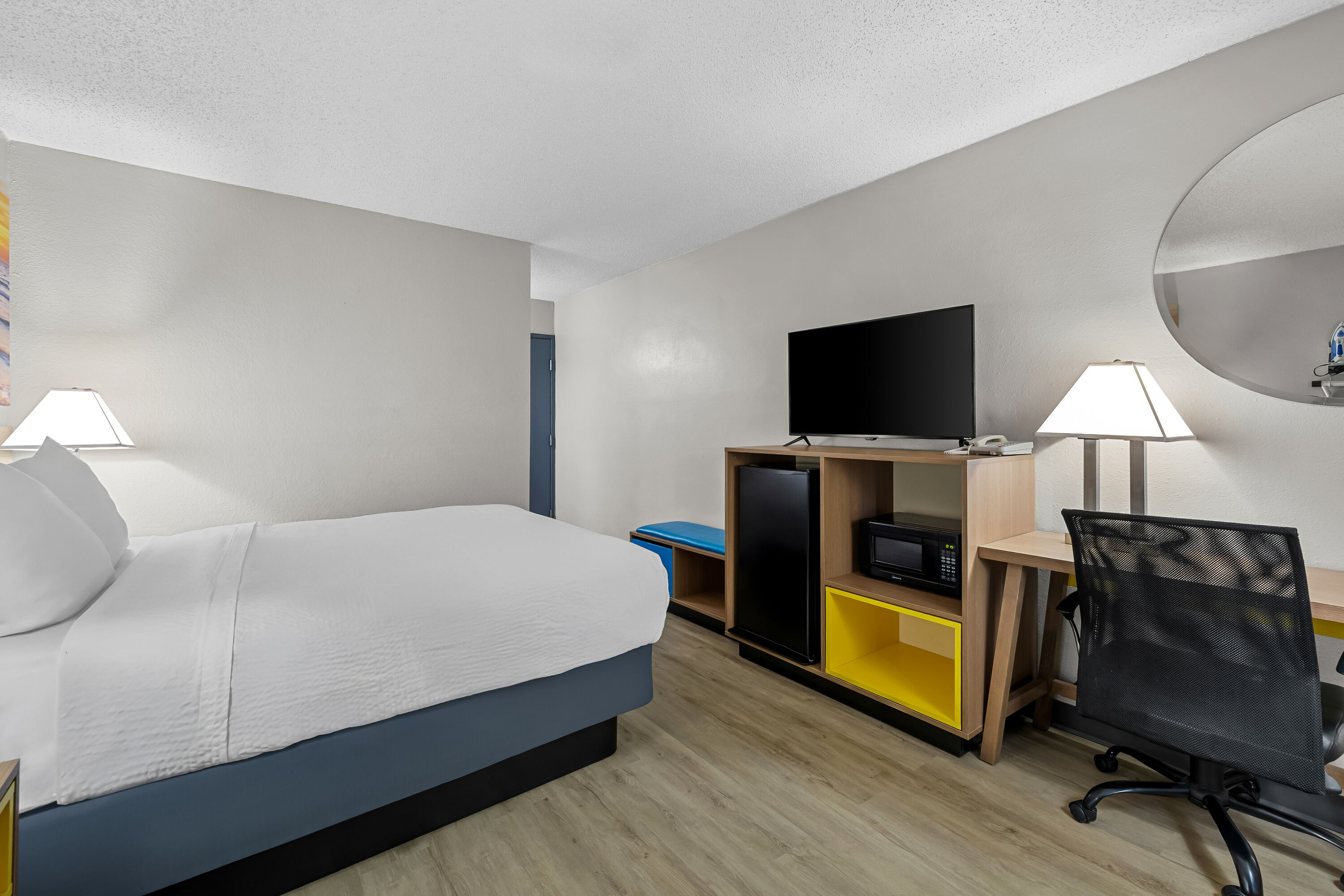 Queen bed guest room at the Days Inn by Wyndham Fond du Lac in Fond du Lac, Wisconsin