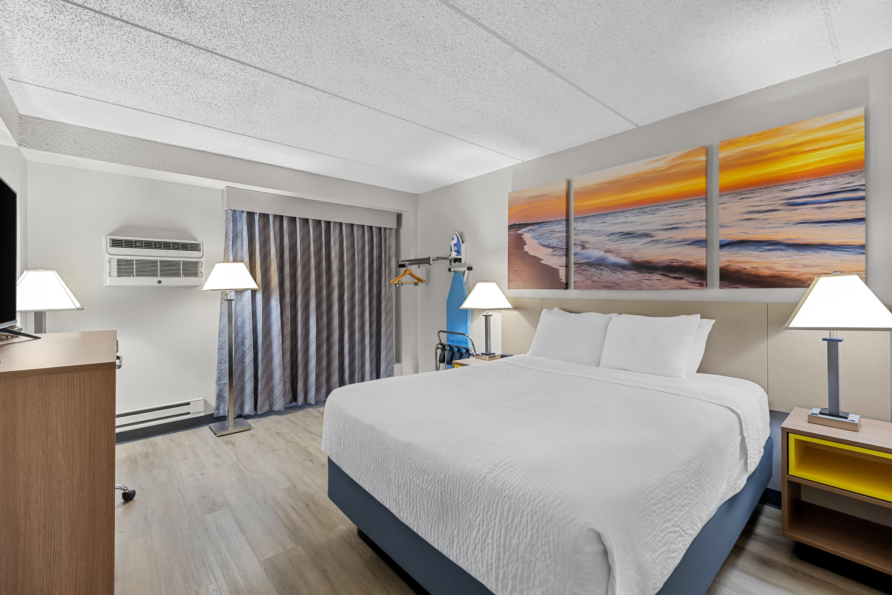 Queen bed guest room at the Days Inn by Wyndham Fond du Lac in Fond du Lac, Wisconsin