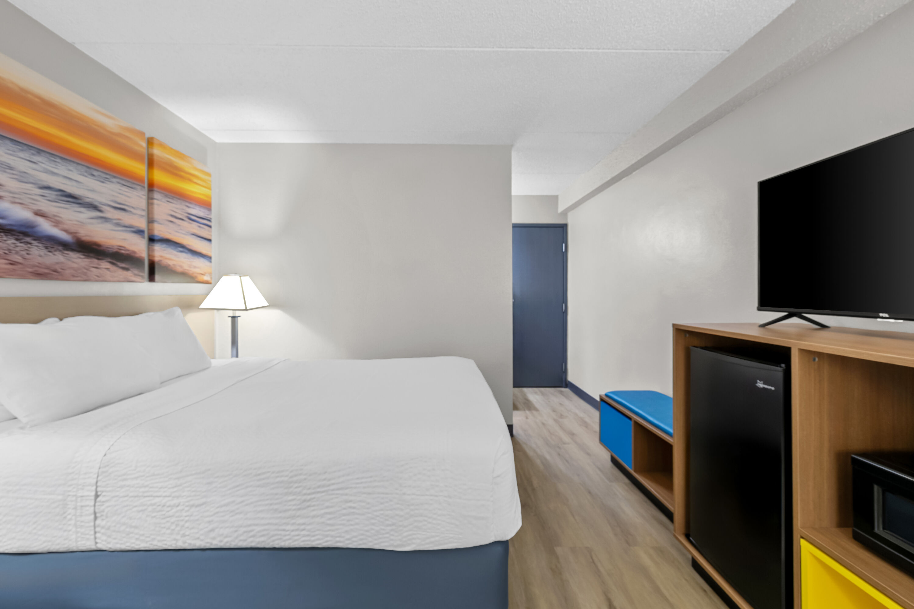 Queen bed guest room at the Days Inn by Wyndham Fond du Lac in Fond du Lac, Wisconsin