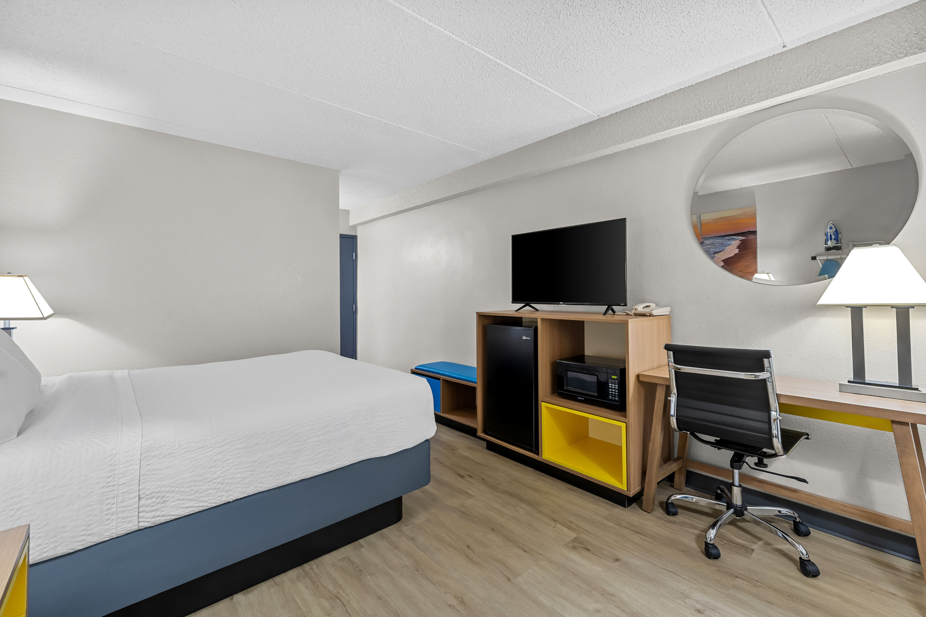 Queen bed guest room at the Days Inn by Wyndham Fond du Lac in Fond du Lac, Wisconsin