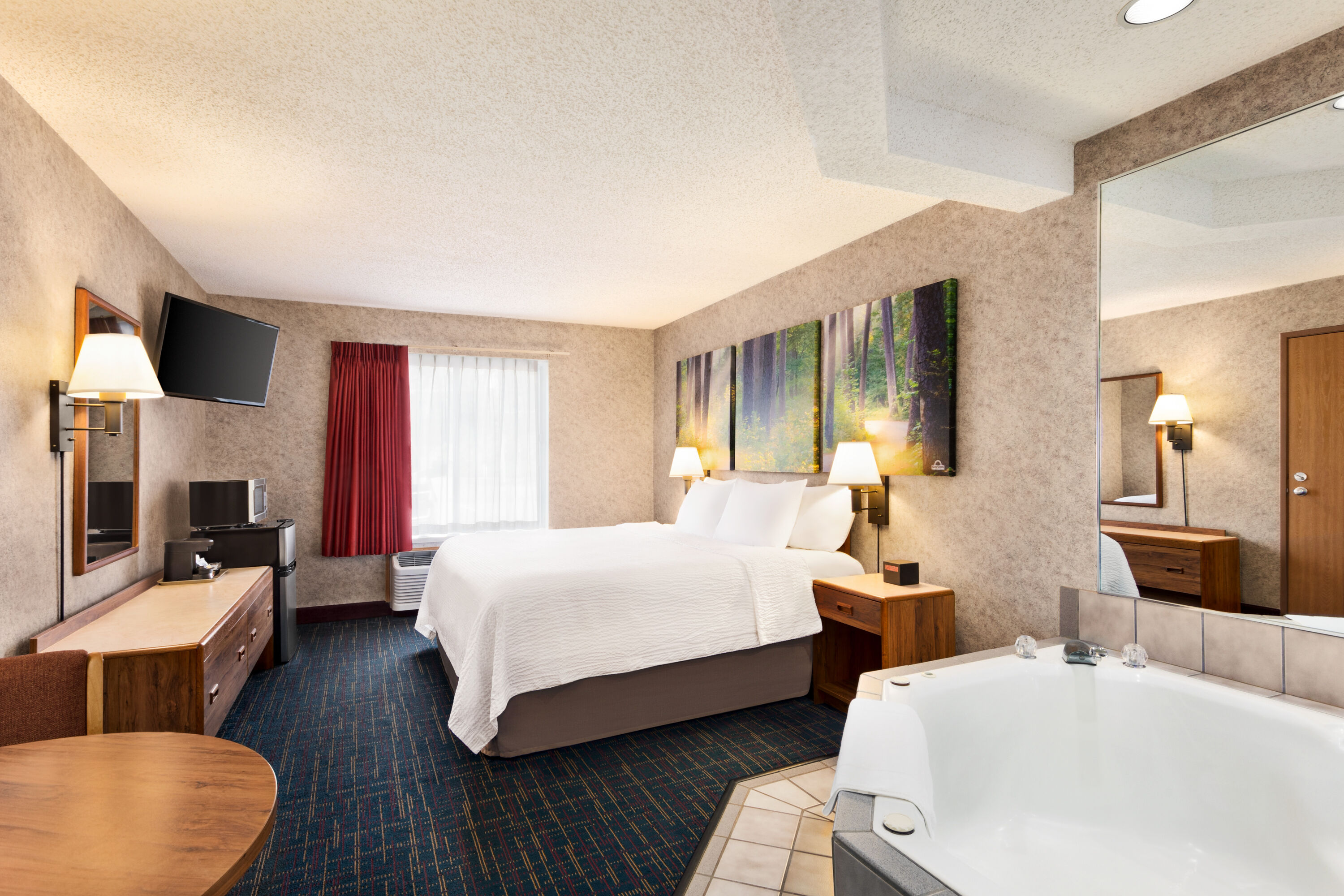 Days Inn by Wyndham Hurley hot tub suite in Hurley, Wisconsin