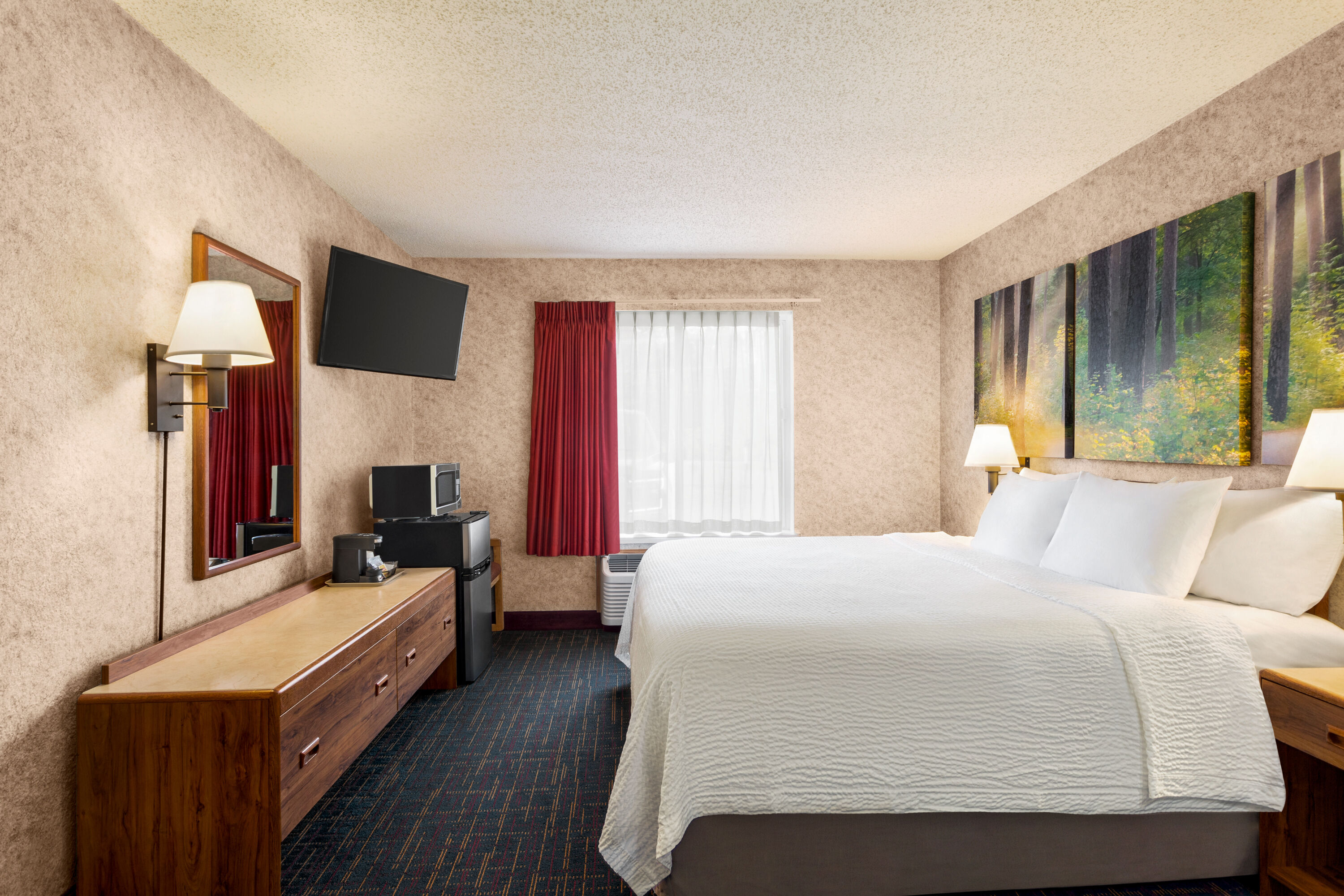 Days Inn by Wyndham Hurley hot tub suite in Hurley, Wisconsin