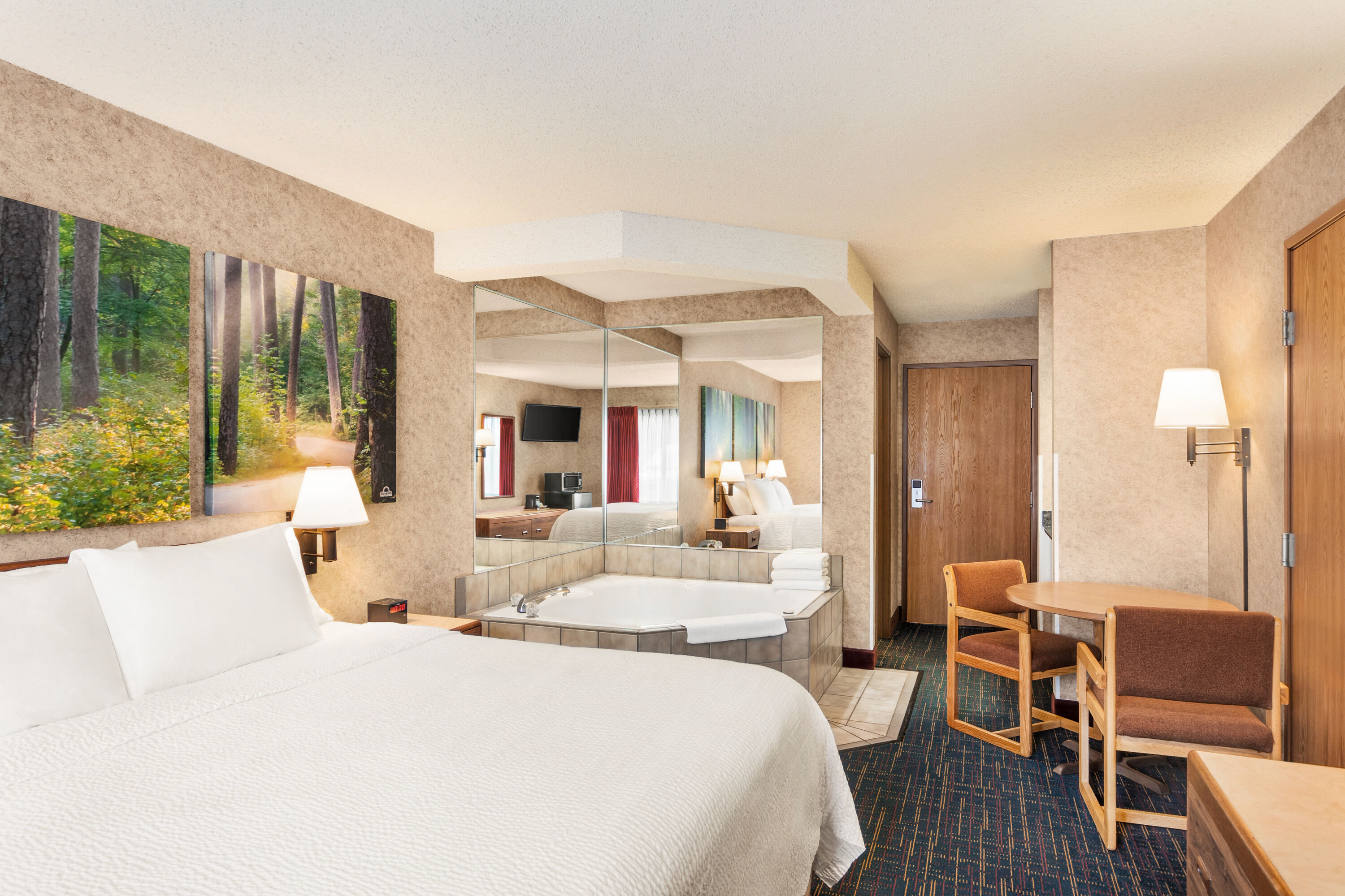 Days Inn by Wyndham Hurley hot tub suite in Hurley, Wisconsin