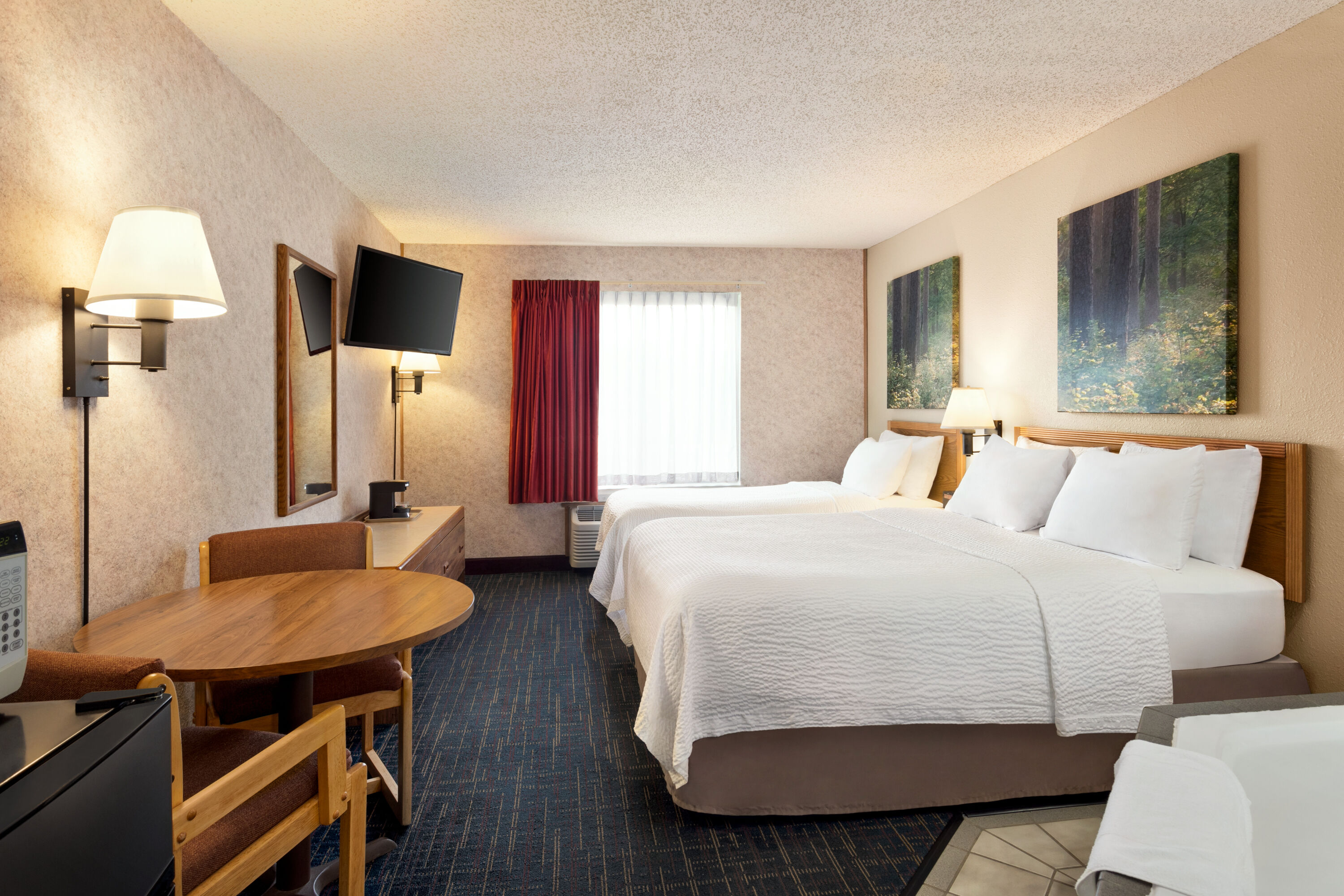 Days Inn by Wyndham Hurley hot tub suite in Hurley, Wisconsin