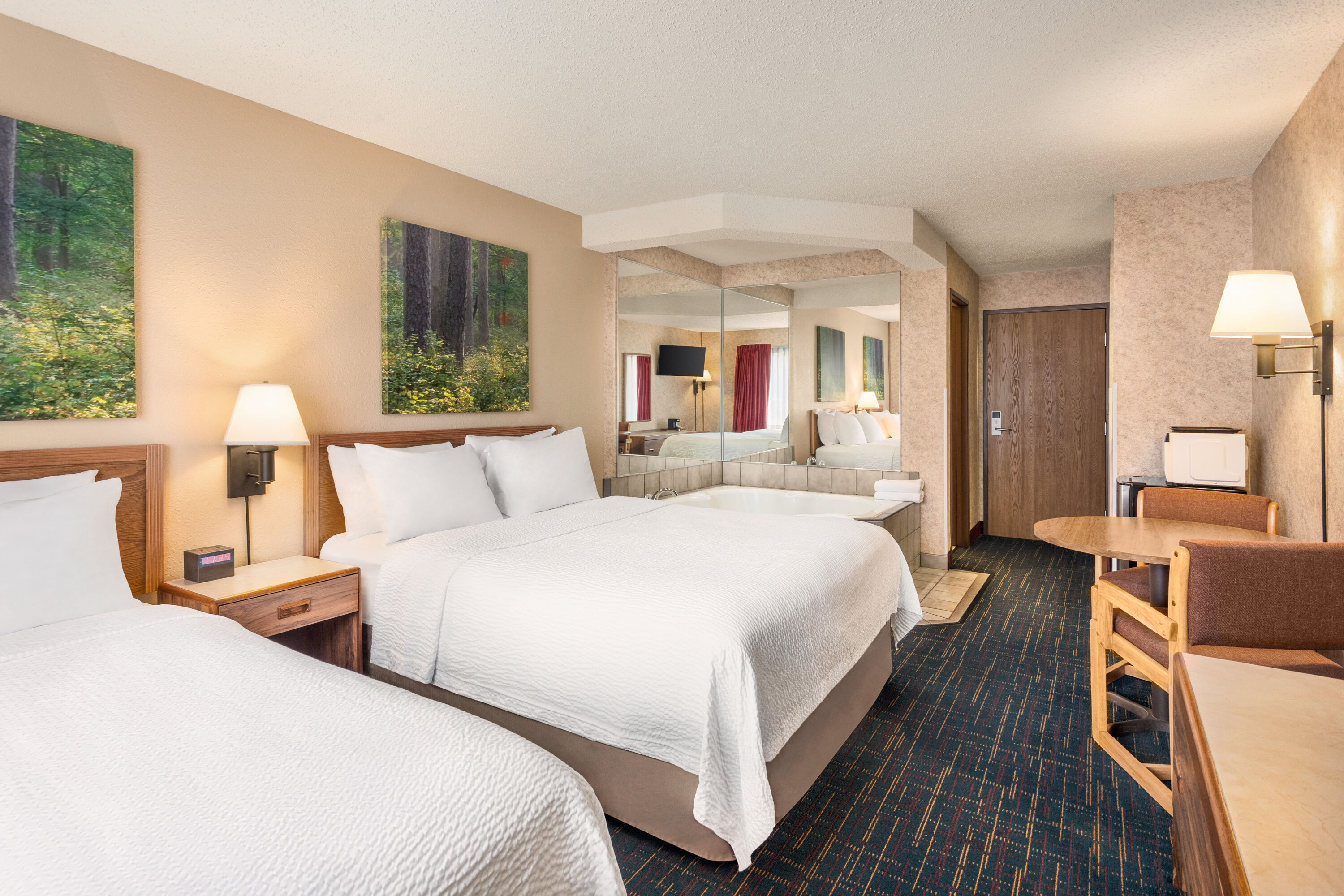 Days Inn by Wyndham Hurley hot tub suite in Hurley, Wisconsin