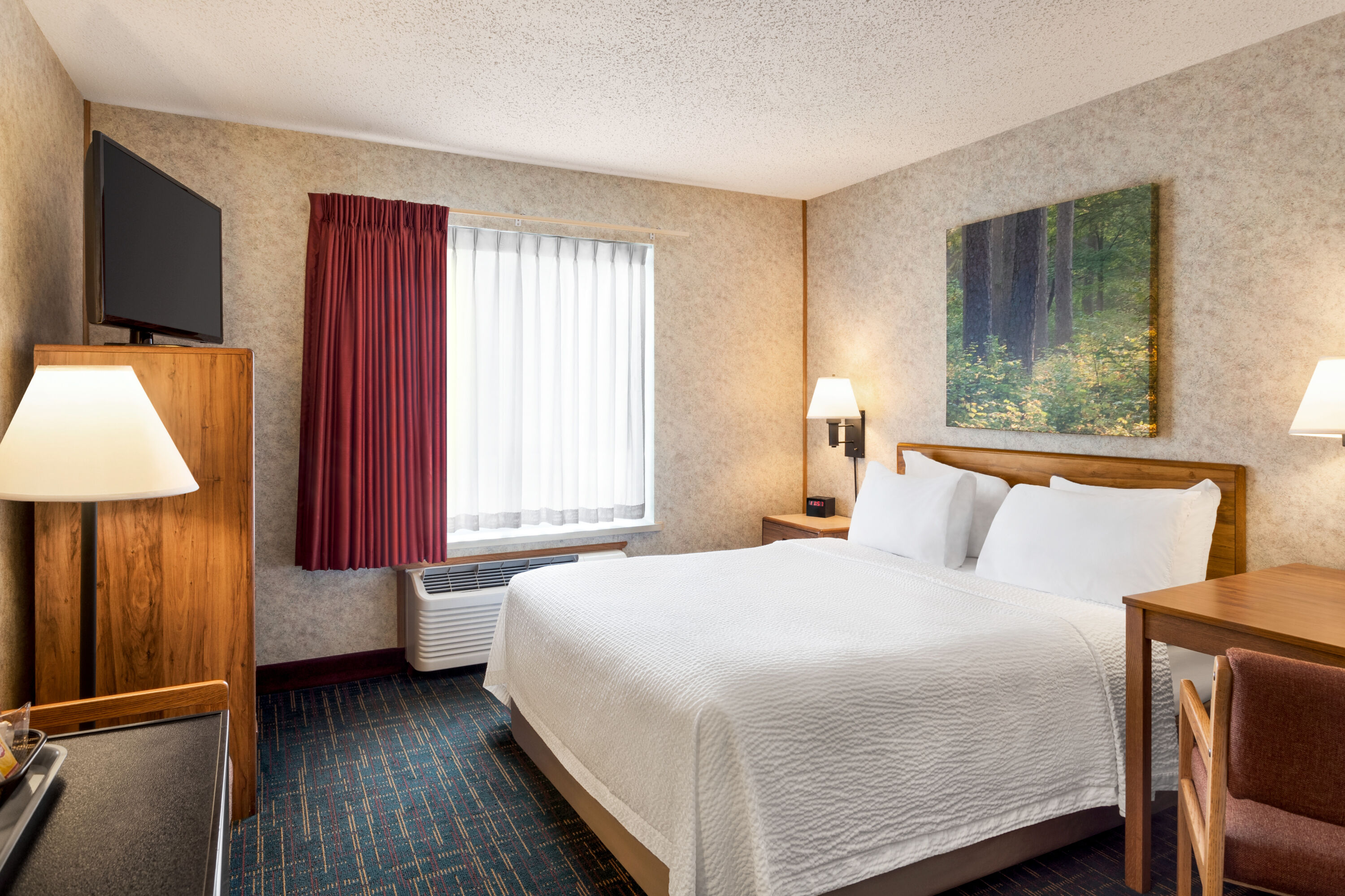 Queen bed guest room at the Days Inn by Wyndham Hurley in Hurley, Wisconsin