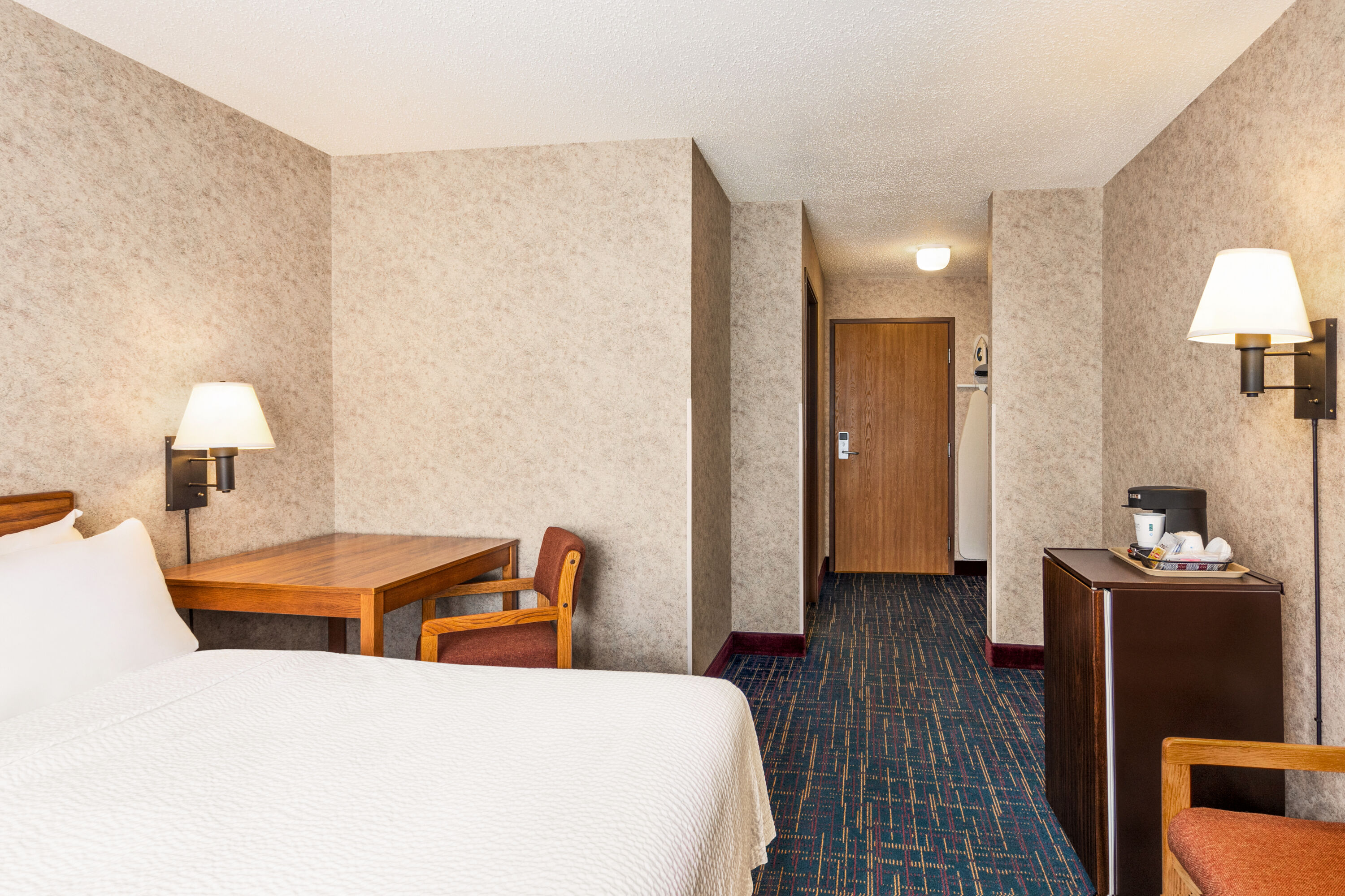 Queen bed guest room at the Days Inn by Wyndham Hurley in Hurley, Wisconsin