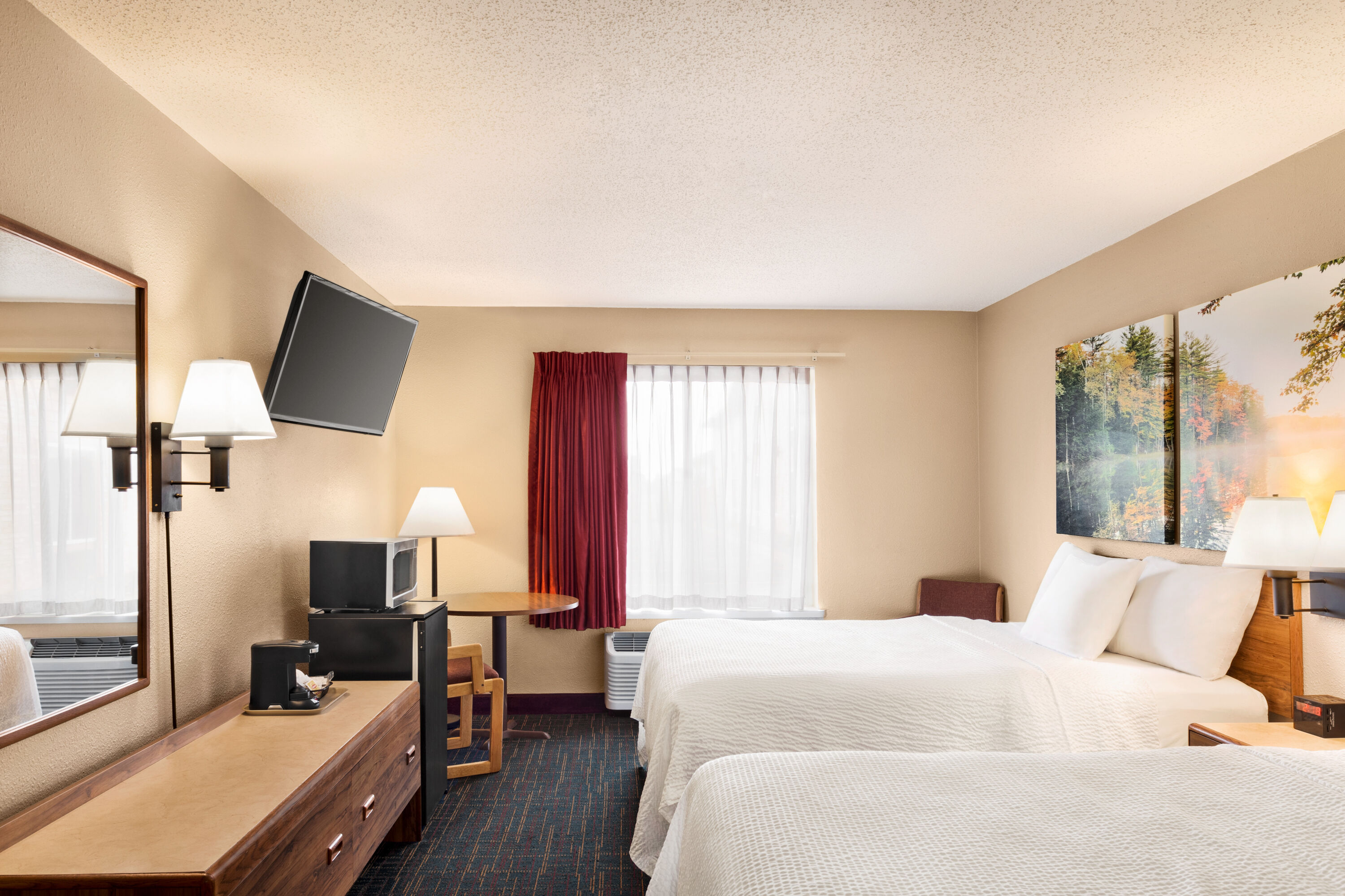 Queen bed guest room at the Days Inn by Wyndham Hurley in Hurley, Wisconsin