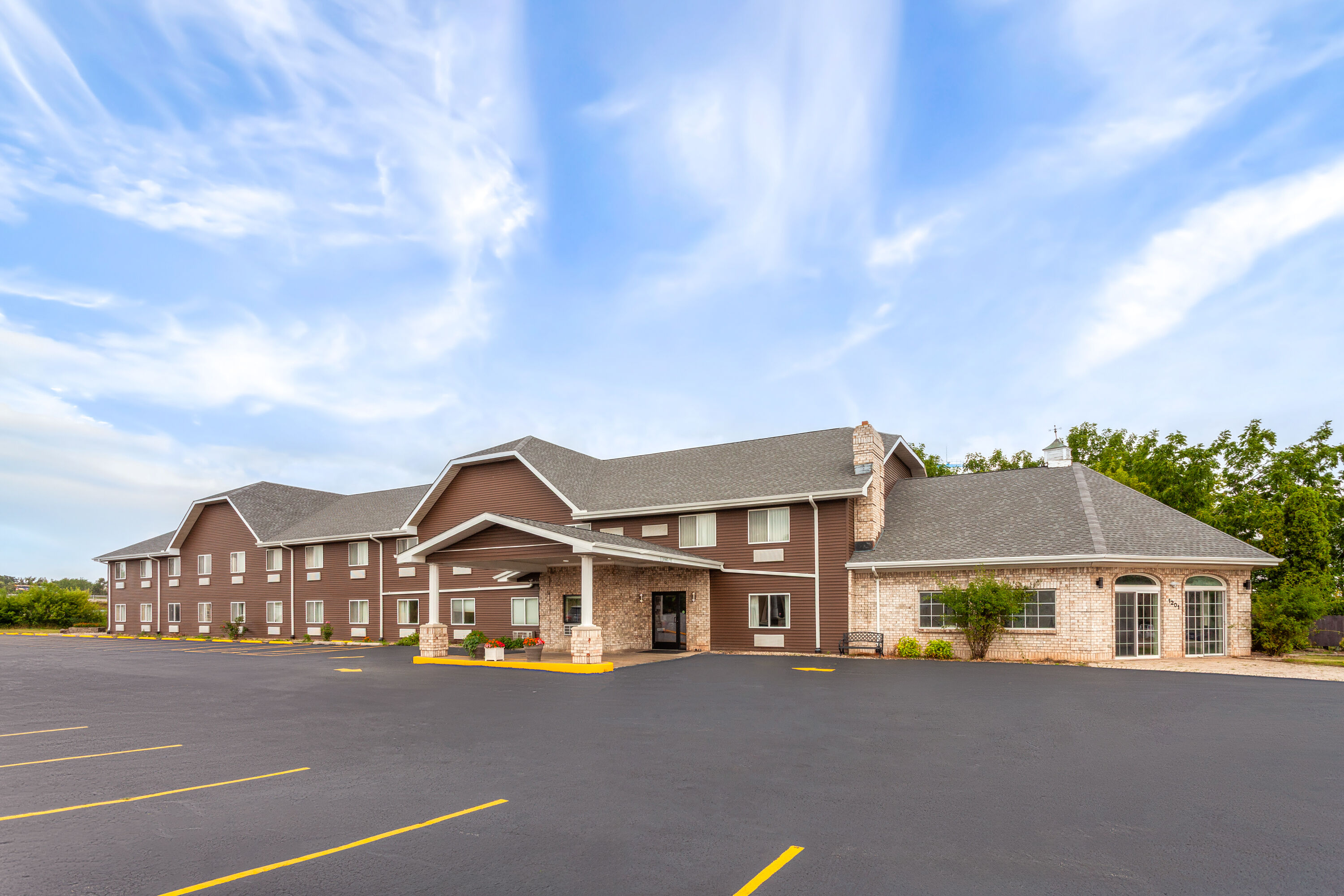 Exterior Day Image of Days Inn & Suites by Wyndham Kaukauna WI hotel in Kaukauna, Wisconsin