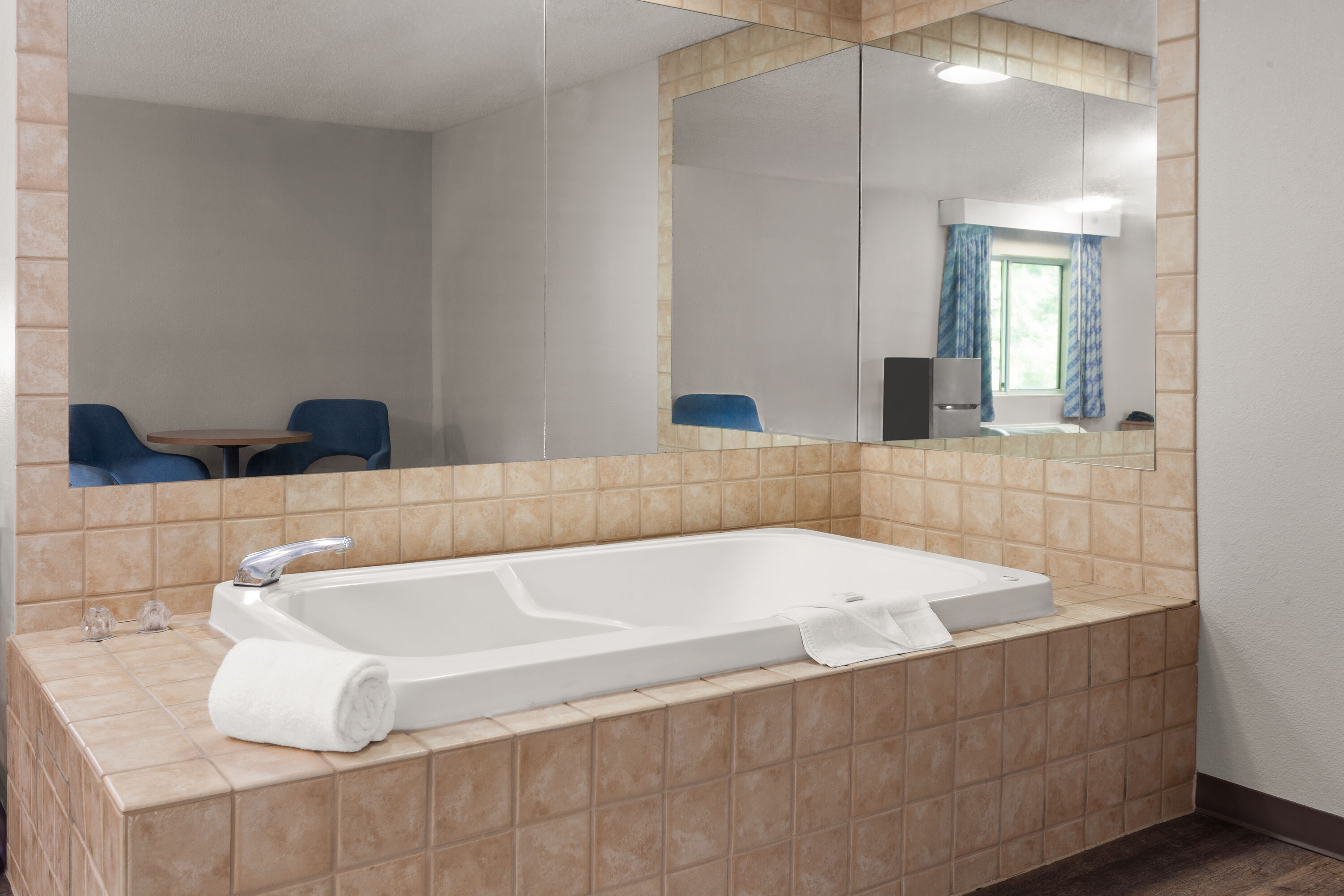 Days Inn & Suites by Wyndham Kaukauna WI hot tub suite in Kaukauna, Wisconsin