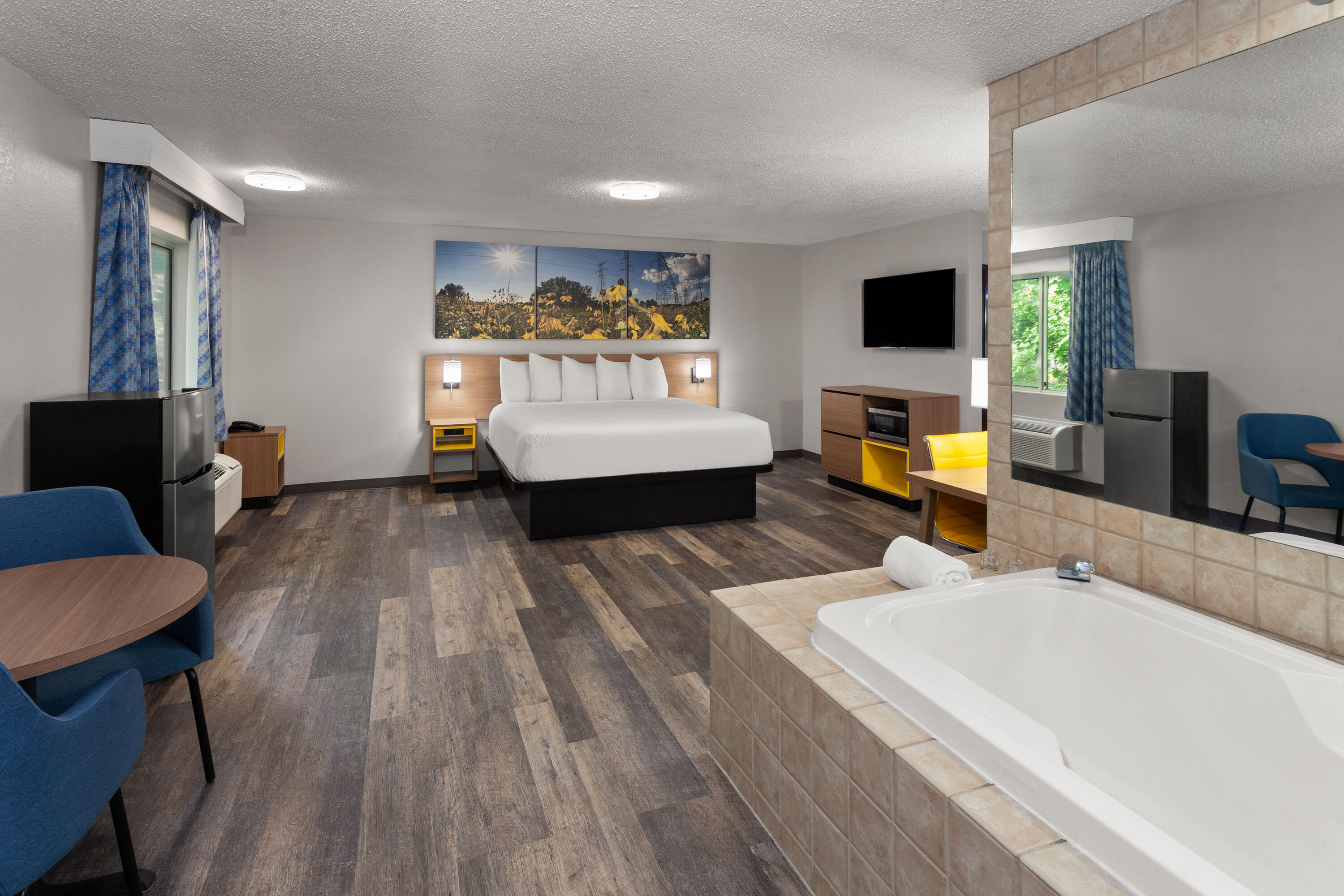 Days Inn & Suites by Wyndham Kaukauna WI hot tub suite in Kaukauna, Wisconsin