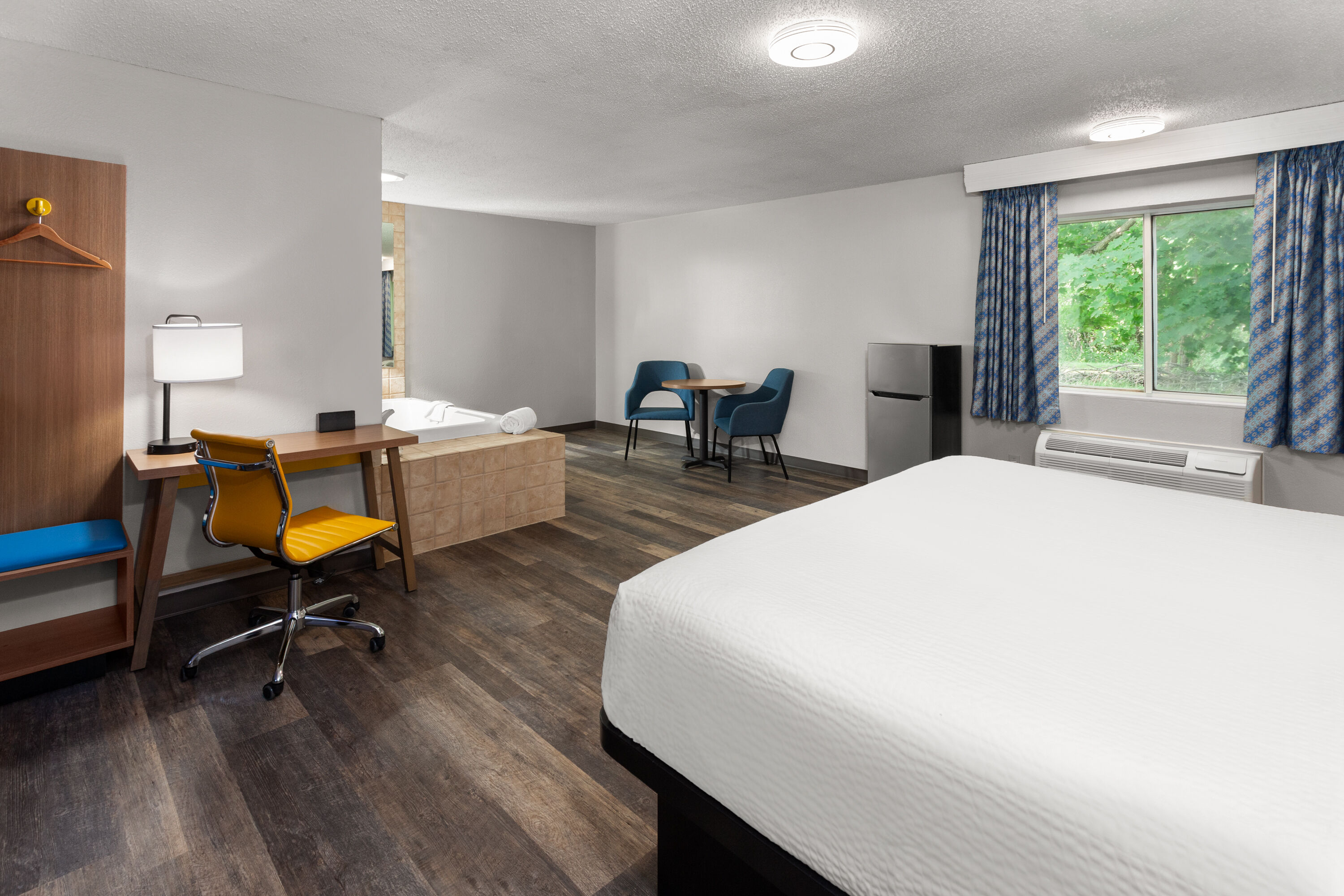Days Inn & Suites by Wyndham Kaukauna WI hot tub suite in Kaukauna, Wisconsin
