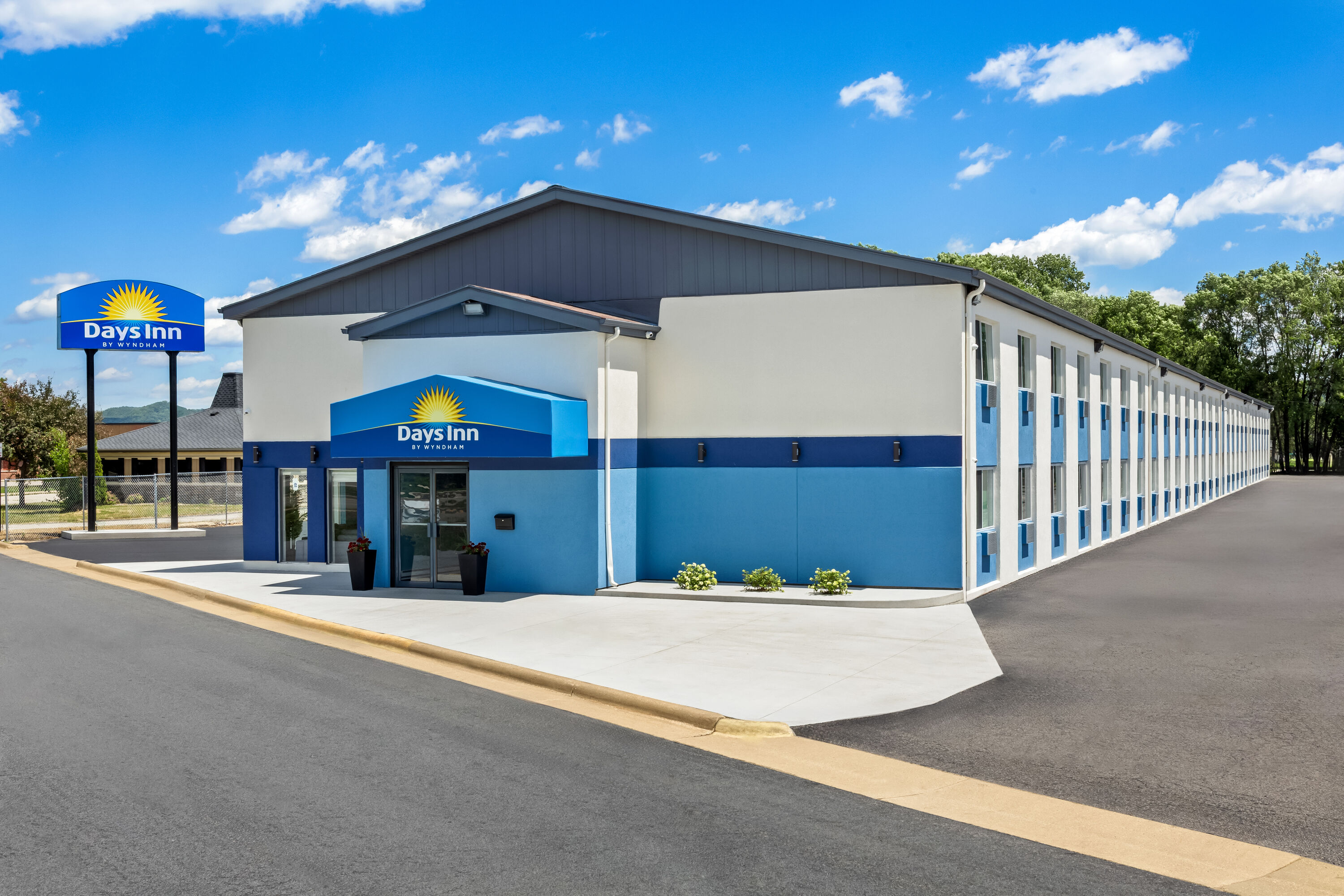 Exterior Day Image of Days Inn by Wyndham La Crosse hotel in La Crosse, Wisconsin