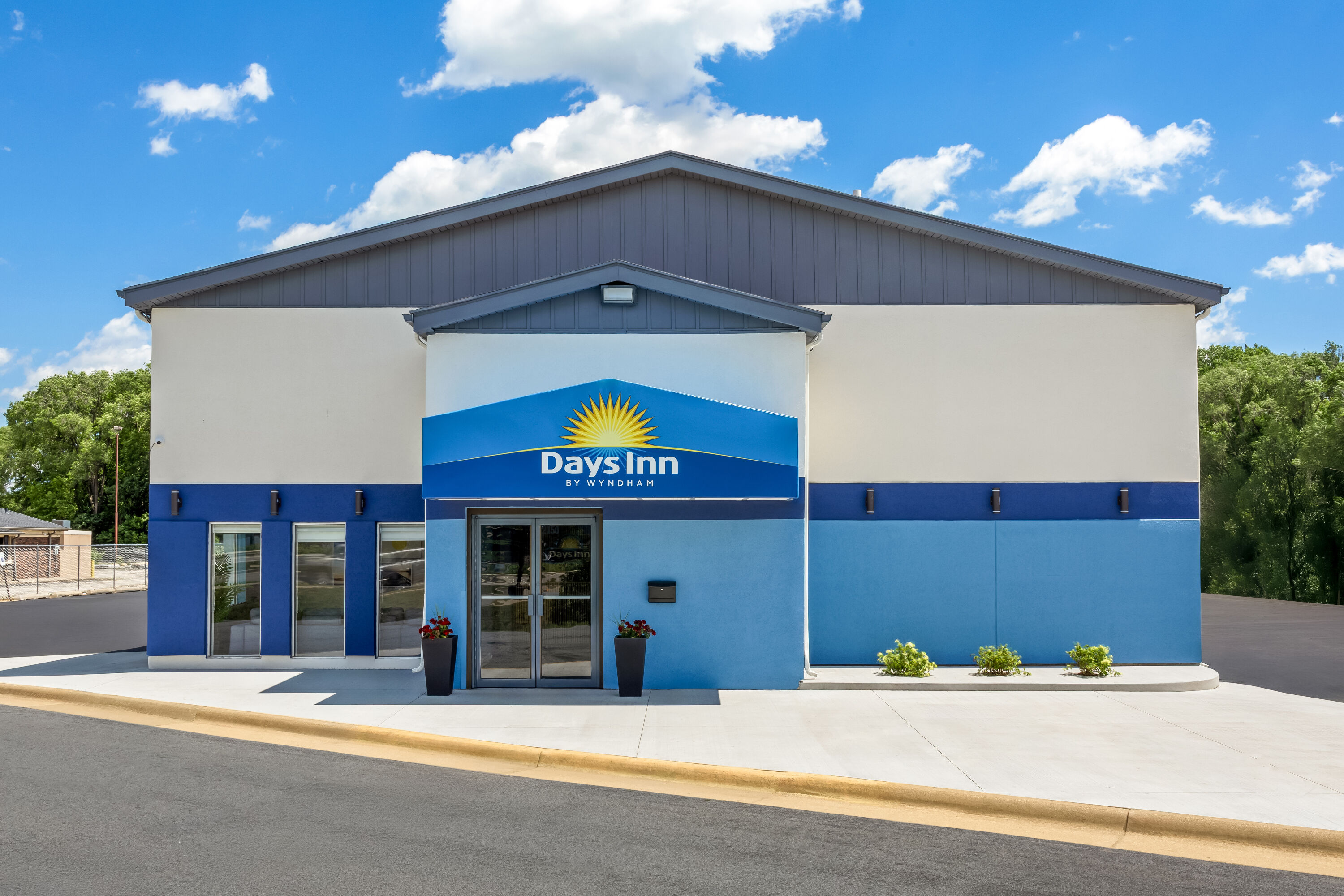 Exterior Day Image of Days Inn by Wyndham La Crosse hotel in La Crosse, Wisconsin