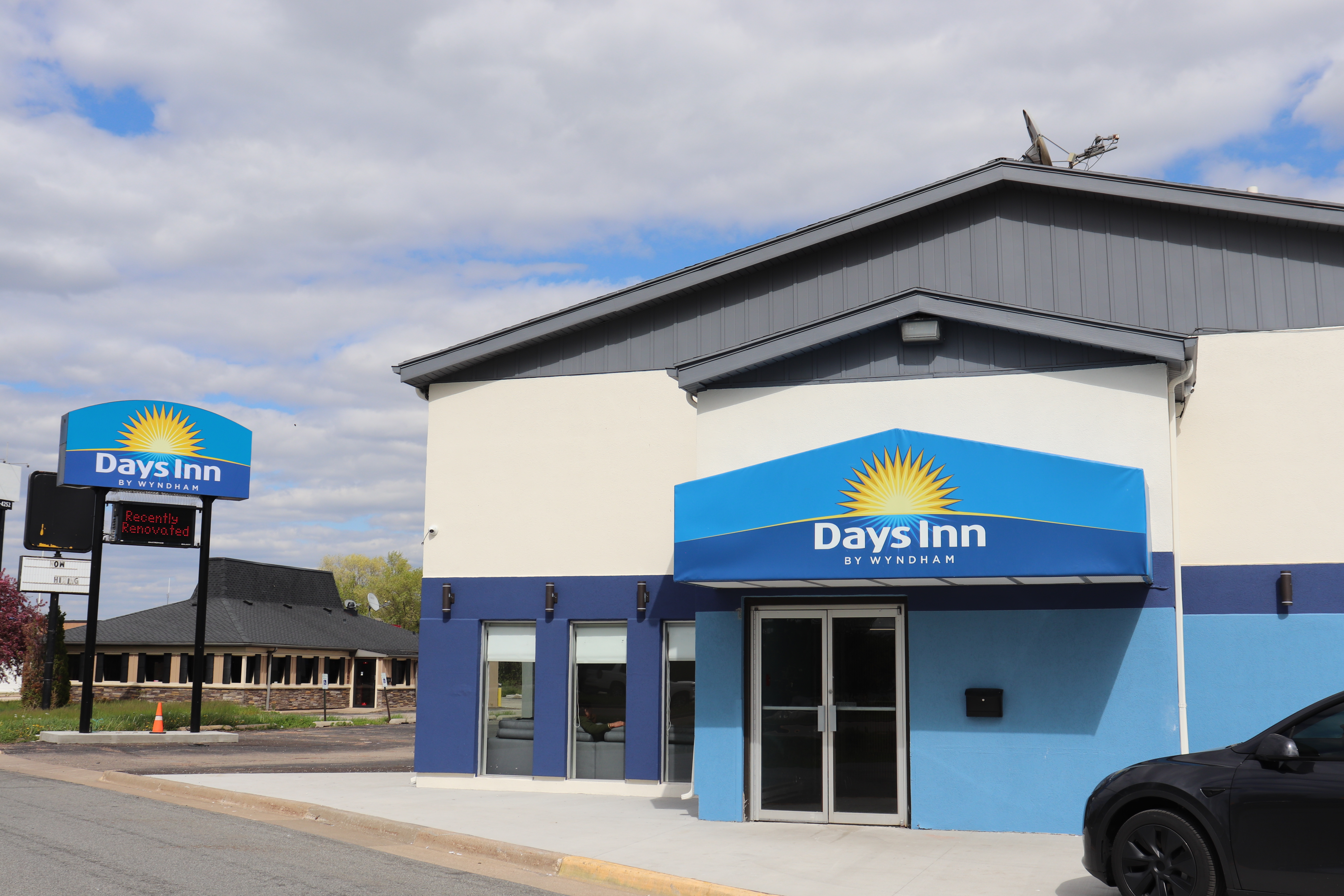 Exterior of Days Inn by Wyndham La Crosse hotel in La Crosse, Wisconsin