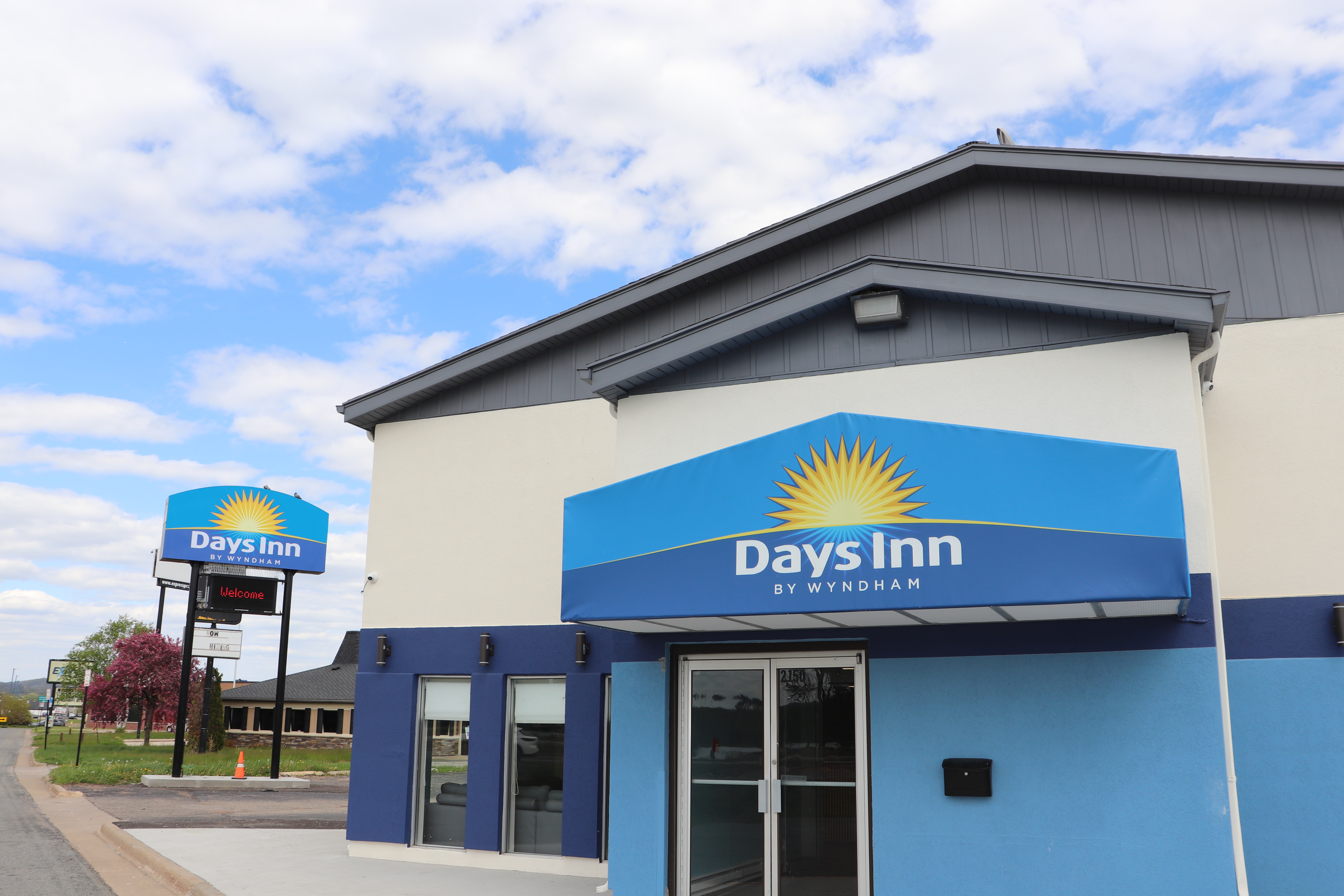 Exterior of Days Inn by Wyndham La Crosse hotel in La Crosse, Wisconsin