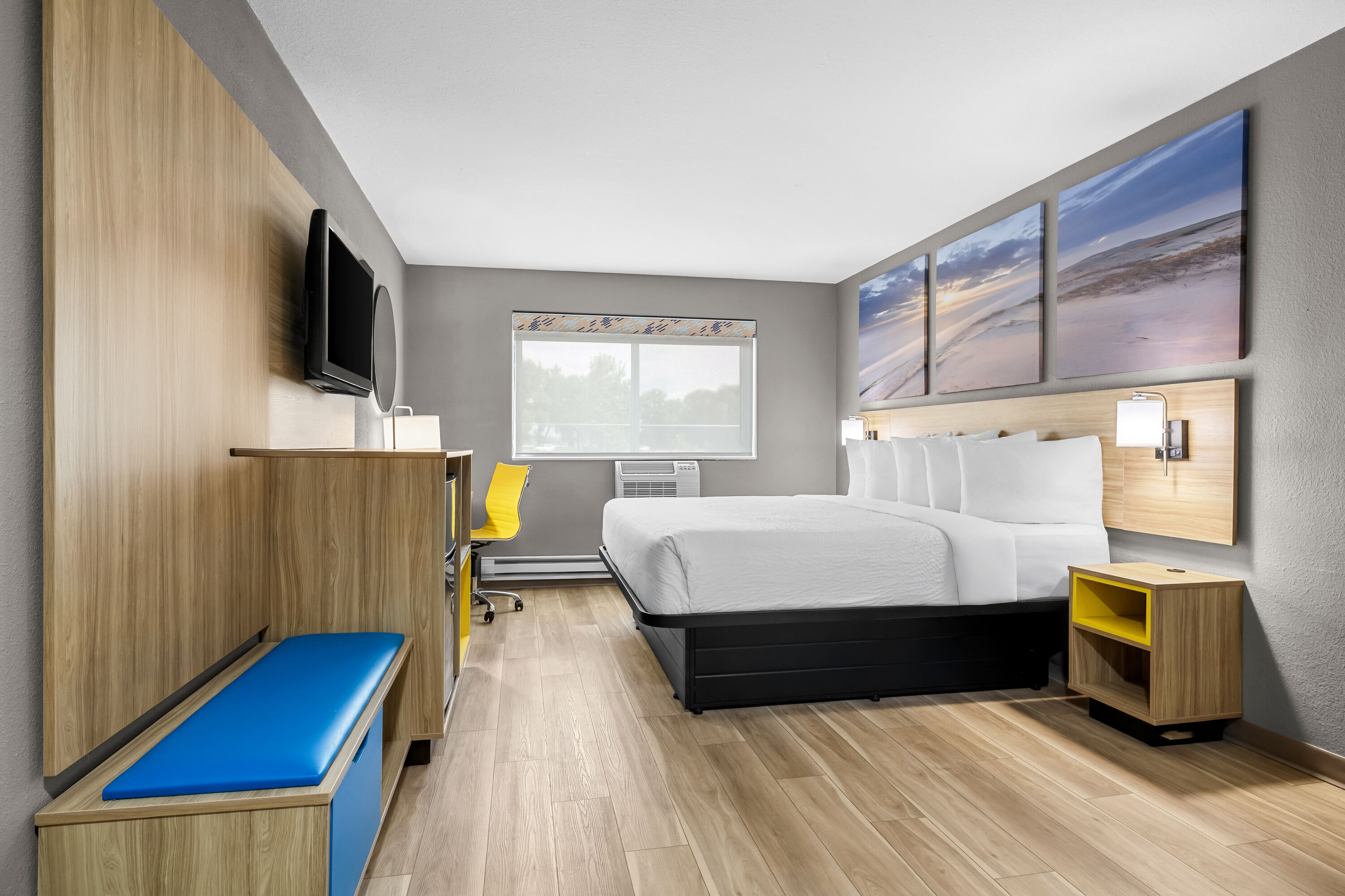 King bed guest room at the Days Inn by Wyndham La Crosse in La Crosse, Wisconsin
