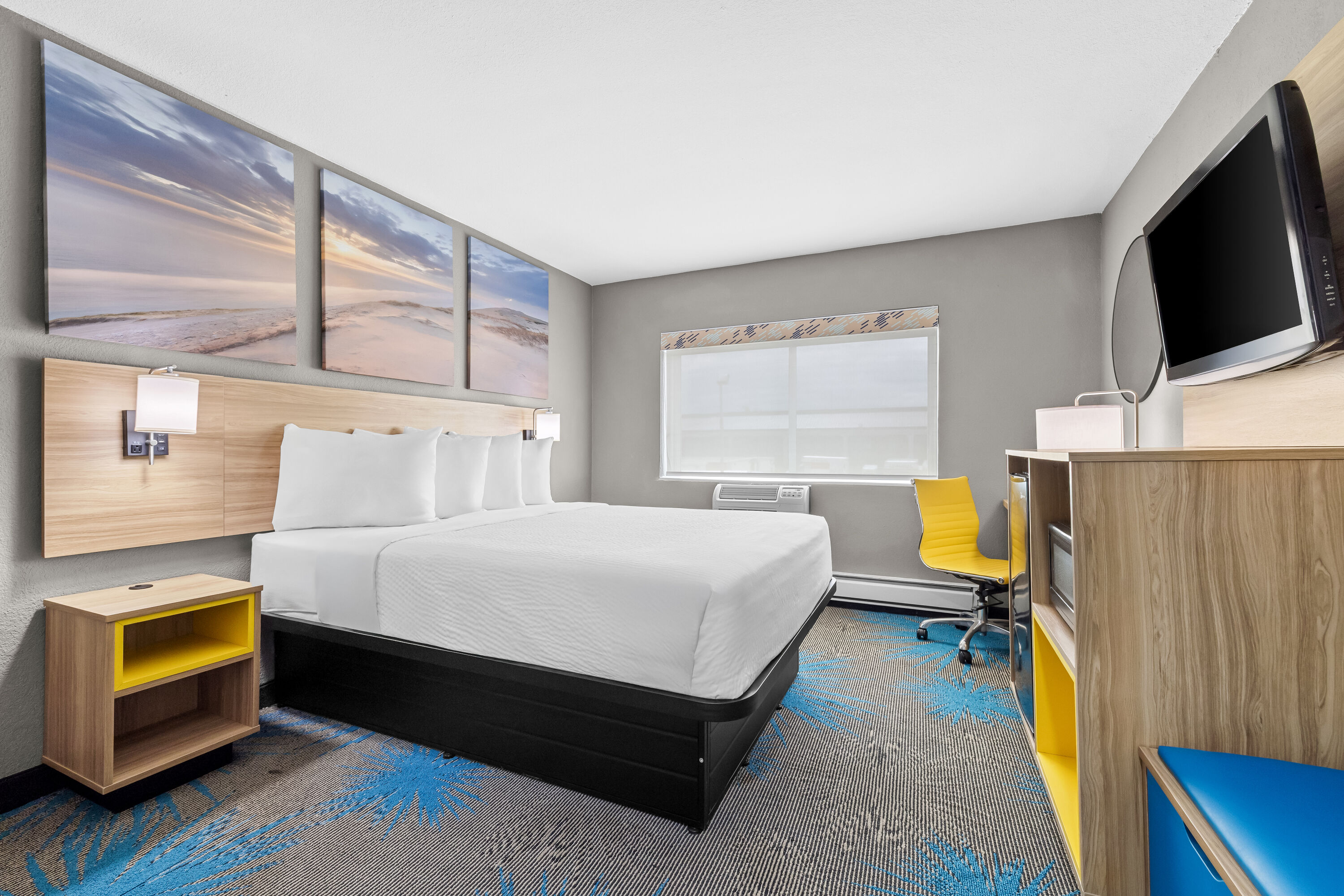 Queen bed guest room at the Days Inn by Wyndham La Crosse in La Crosse, Wisconsin