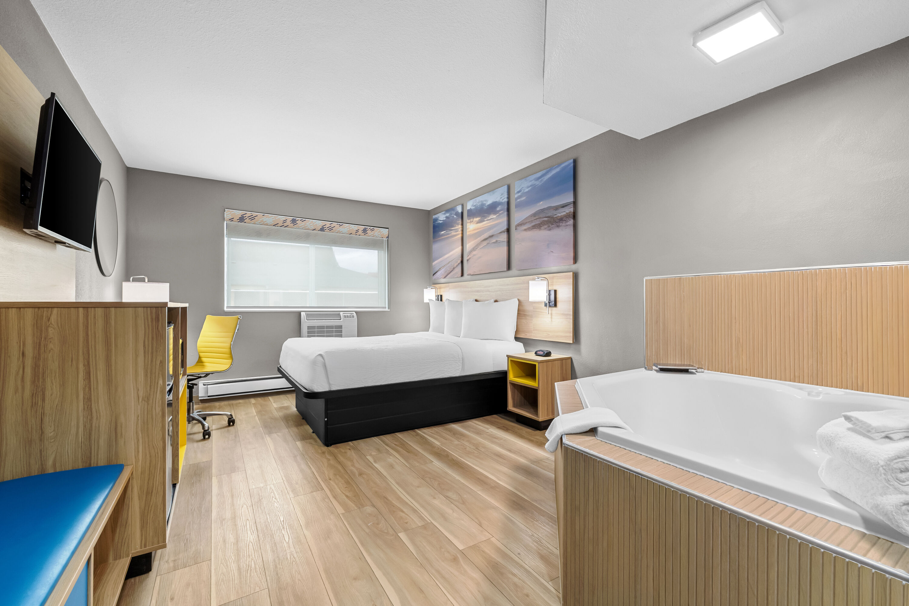 Queen bed guest room at the Days Inn by Wyndham La Crosse in La Crosse, Wisconsin