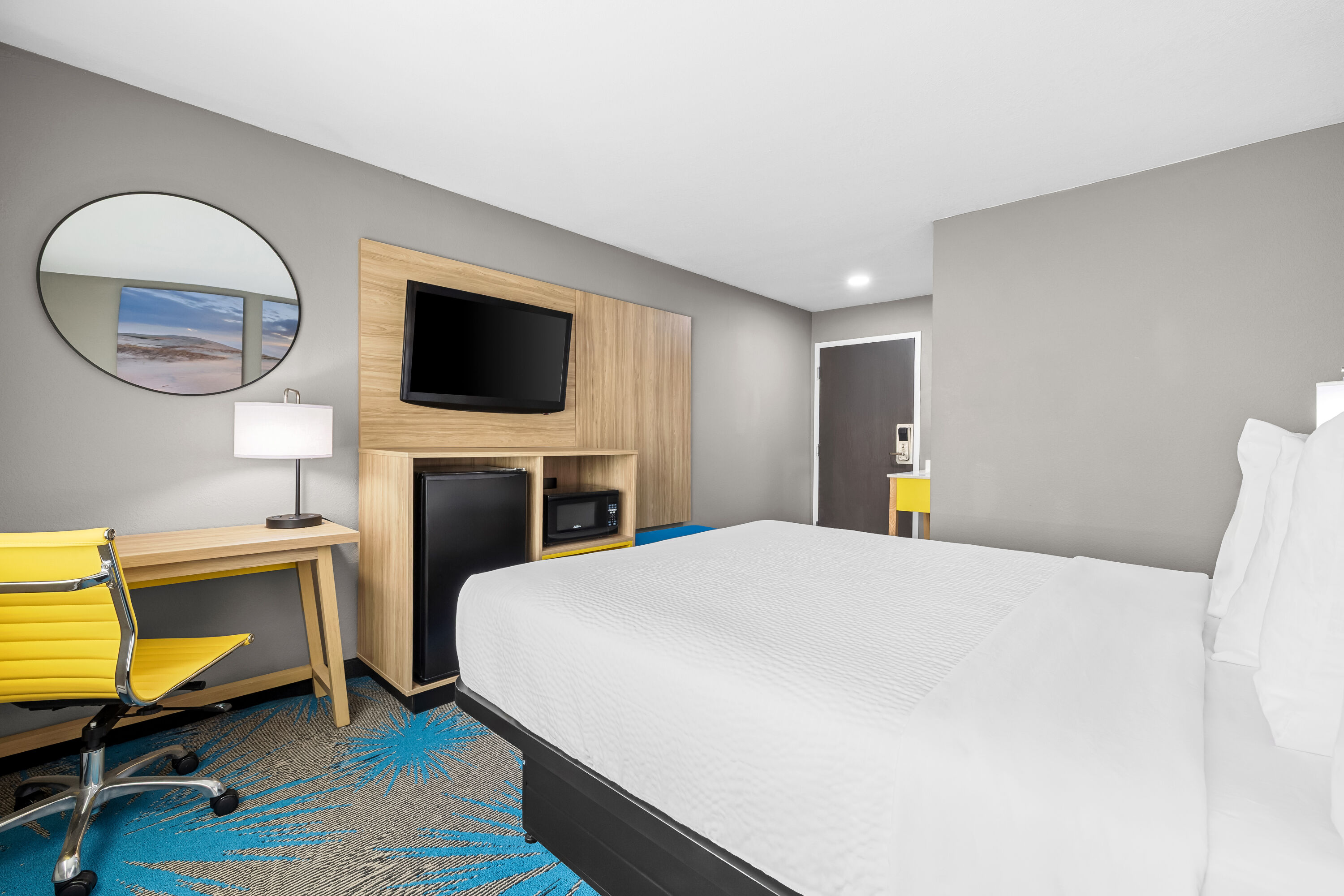 Queen bed guest room at the Days Inn by Wyndham La Crosse in La Crosse, Wisconsin