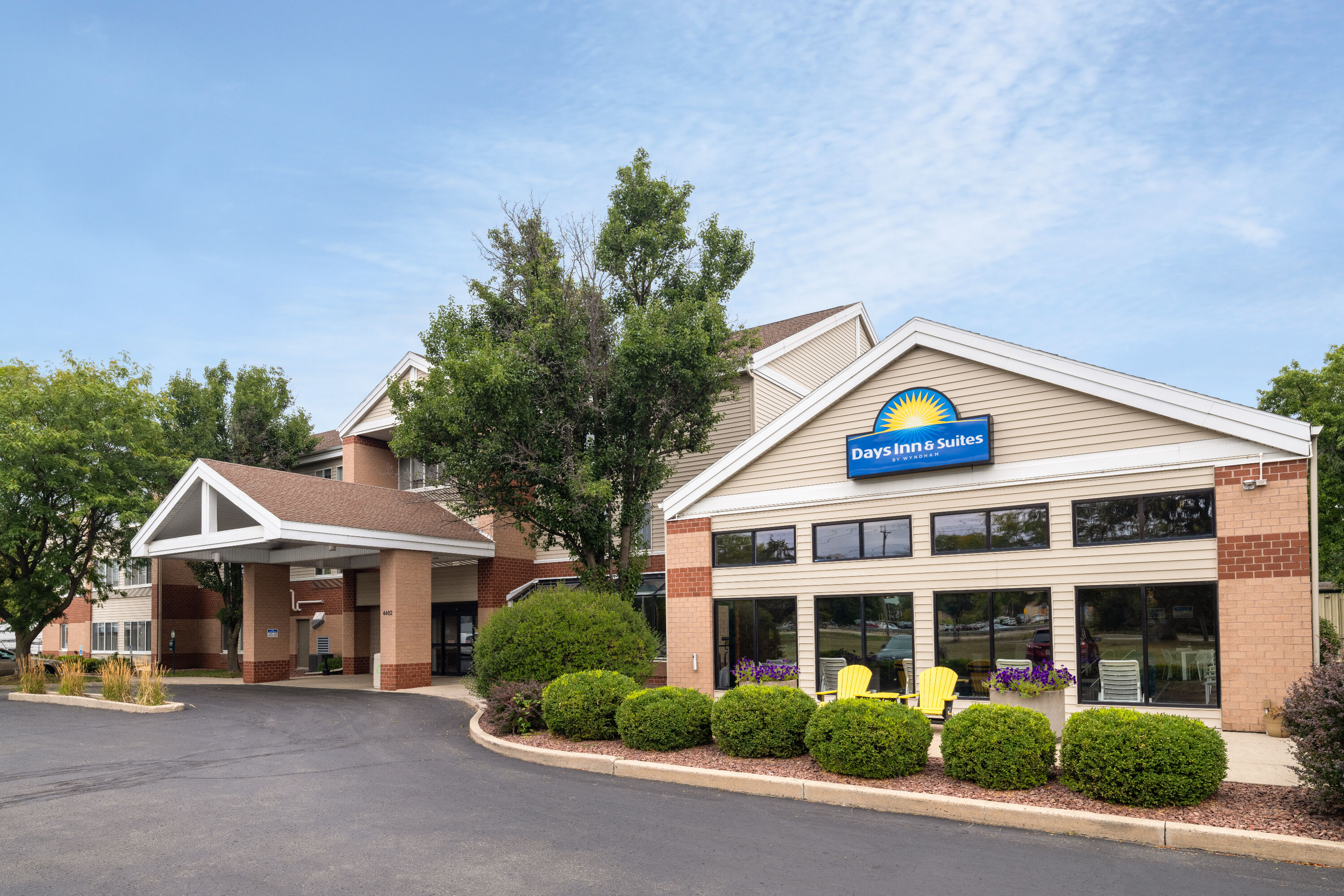 Exterior of Days Inn & Suites by Wyndham Madison hotel in Madison, Wisconsin