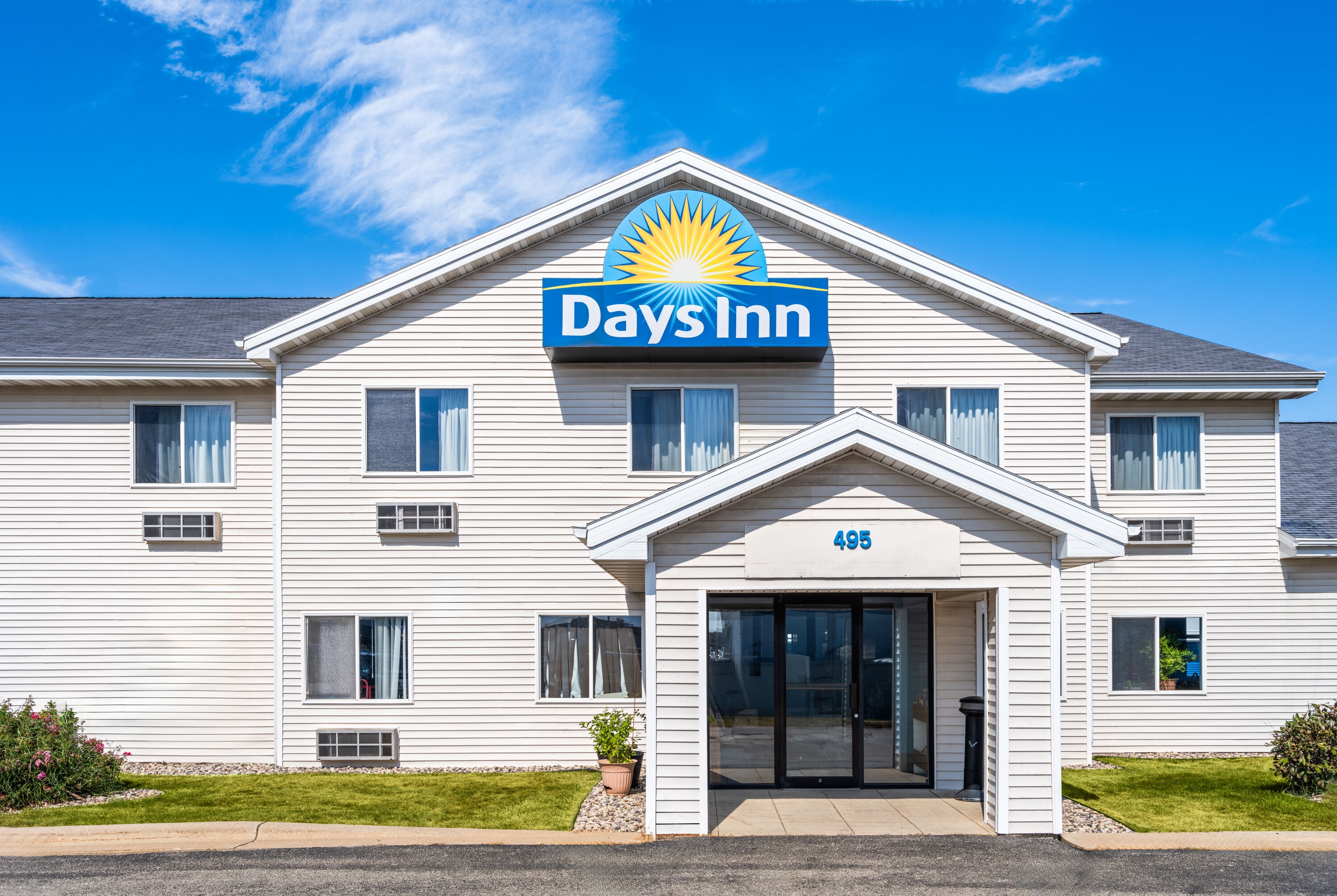 Exterior of Days Inn by Wyndham Neenah hotel in Neenah, Wisconsin