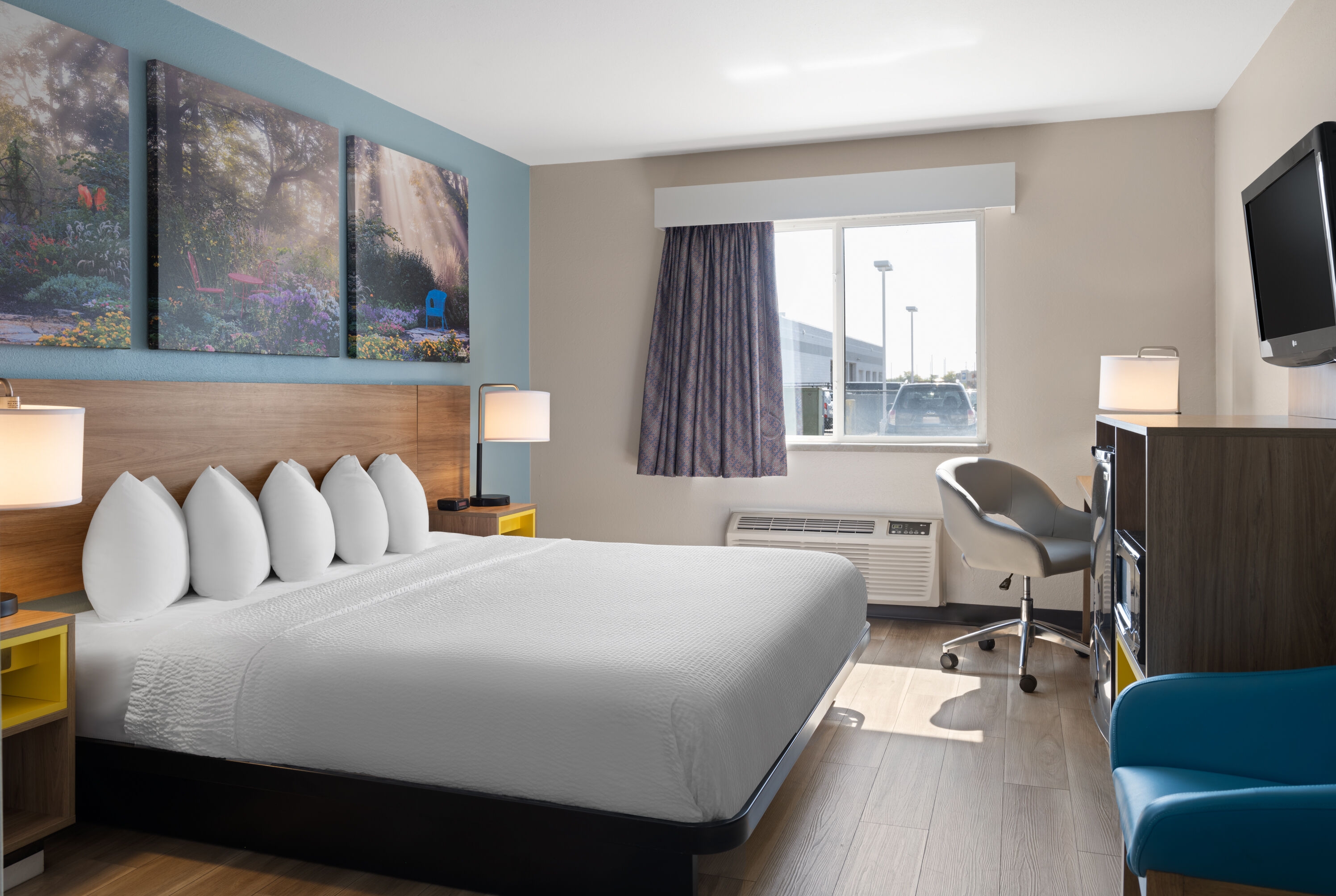 Guest room at the Days Inn by Wyndham Neenah in Neenah, Wisconsin