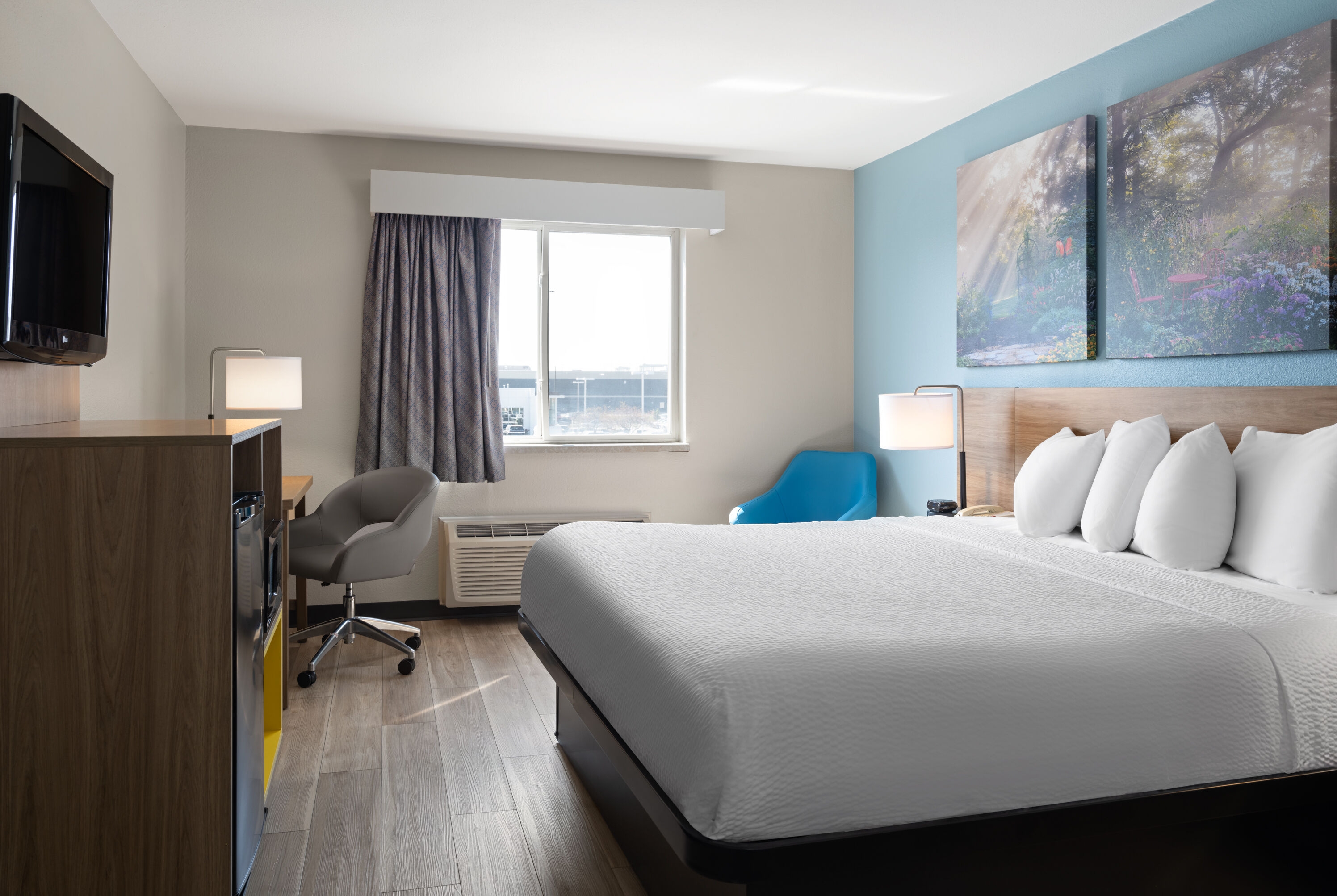 Guest room at the Days Inn by Wyndham Neenah in Neenah, Wisconsin