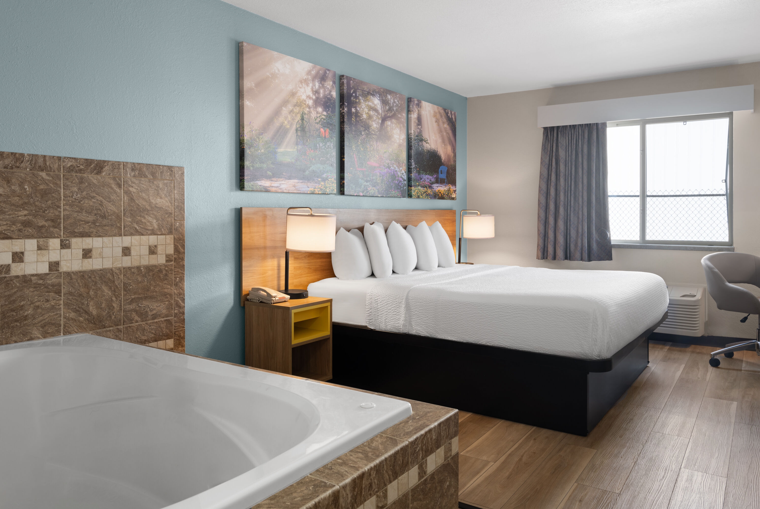 Days Inn by Wyndham Neenah hot tub suite in Neenah, Wisconsin